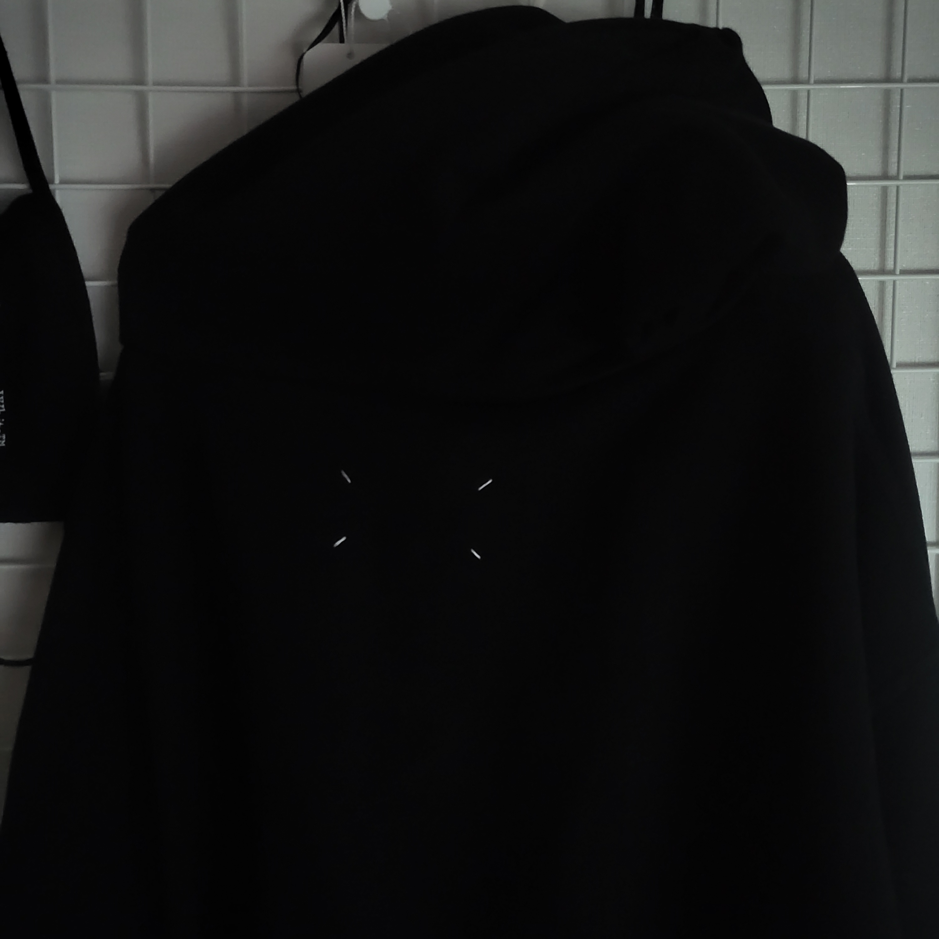 Maison Margiela Upside Down Embroidered Logo Hoodie Black White 착용 스타일 - 2