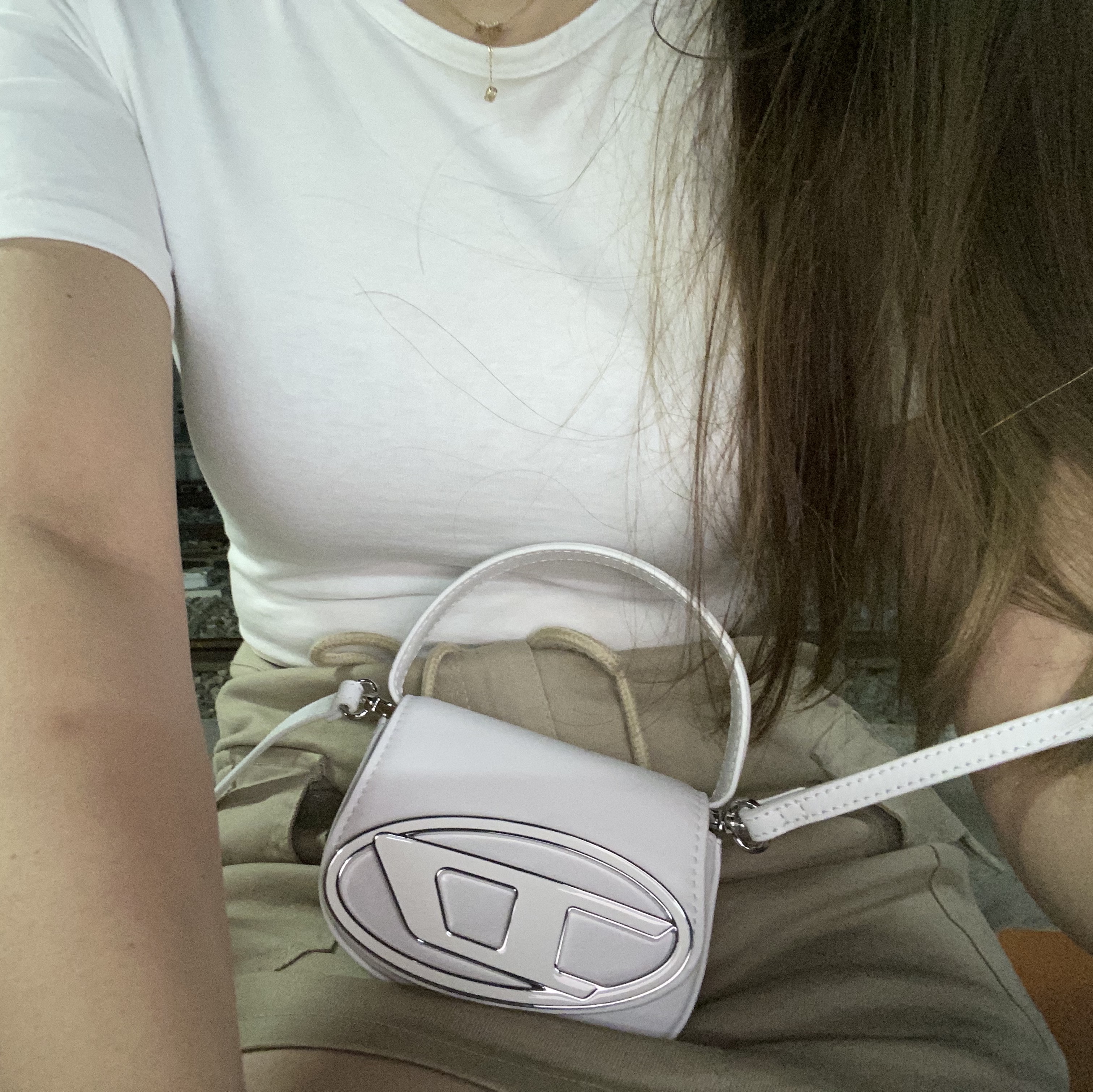 Diesel 1DR Mini Bag Plaque White 착용 스타일
