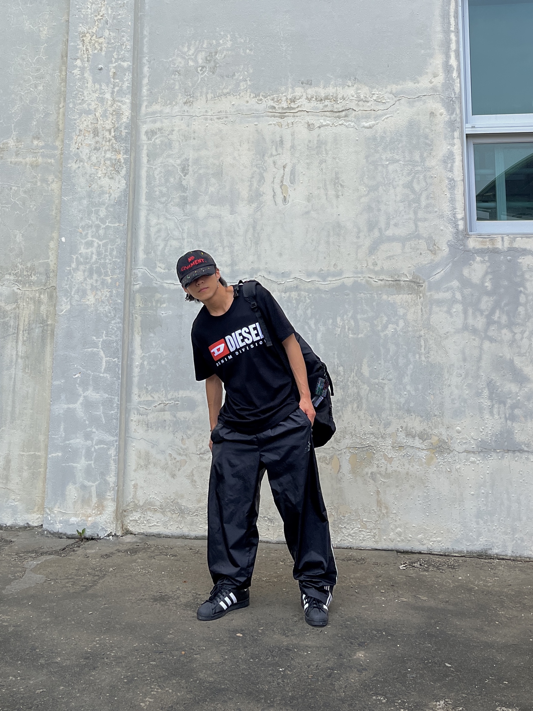 Adidas Superstar Core Black White, Diesel T-Diegor-Div T-Shirt Black 착용 스타일 - 1