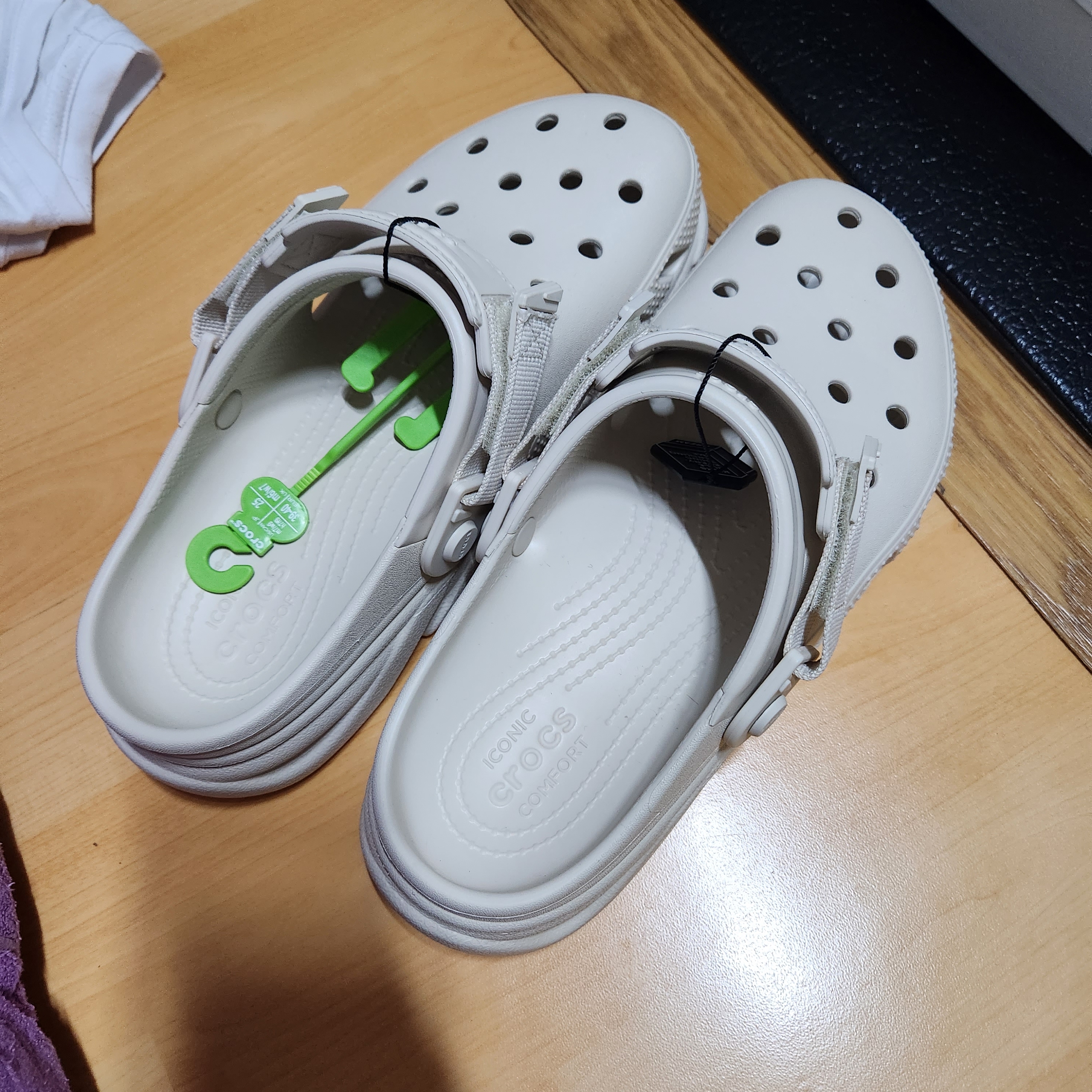 Crocs Duet Max II Clog Stucco 착용 스타일 - 2