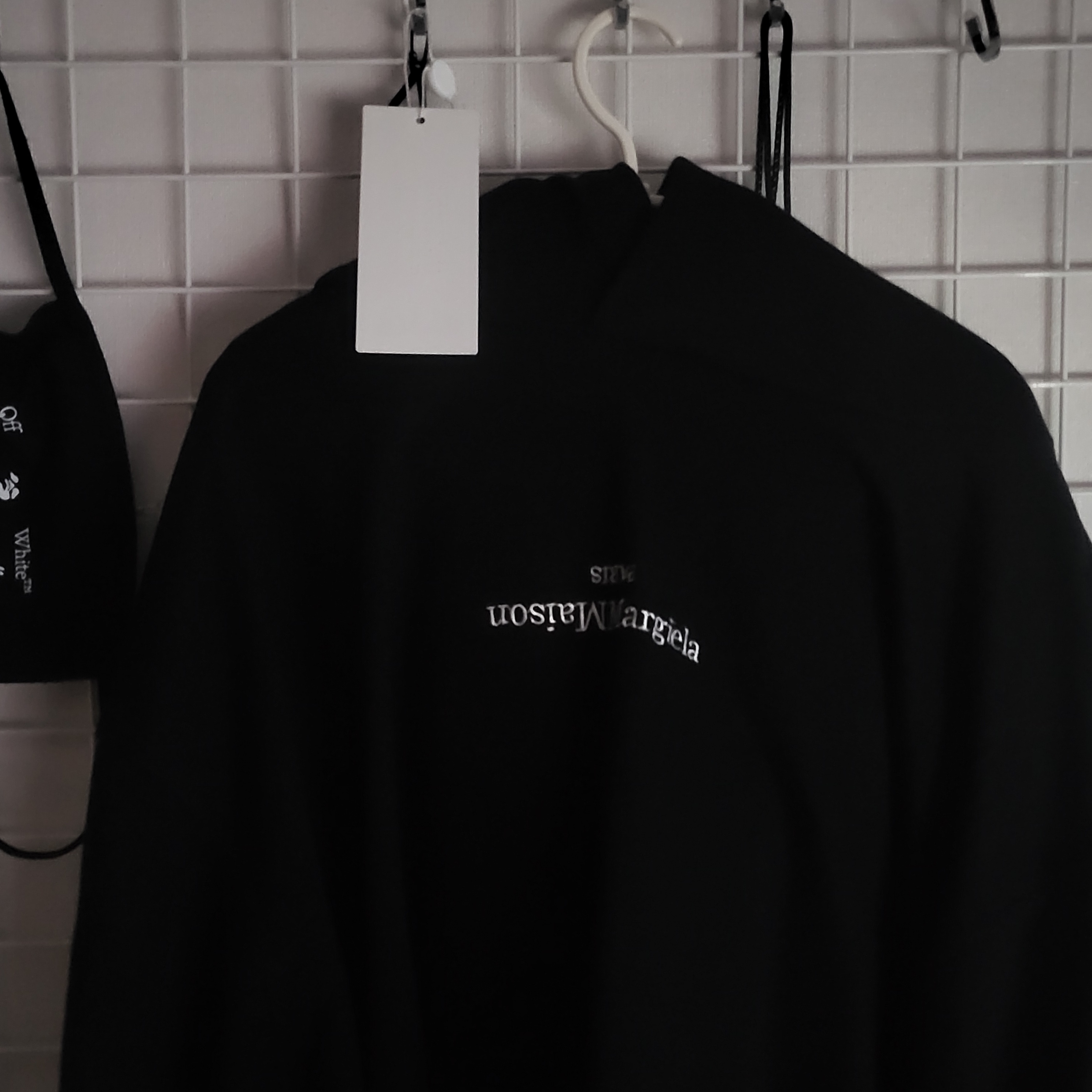 Maison Margiela Upside Down Embroidered Logo Hoodie Black White 착용 스타일 - 1