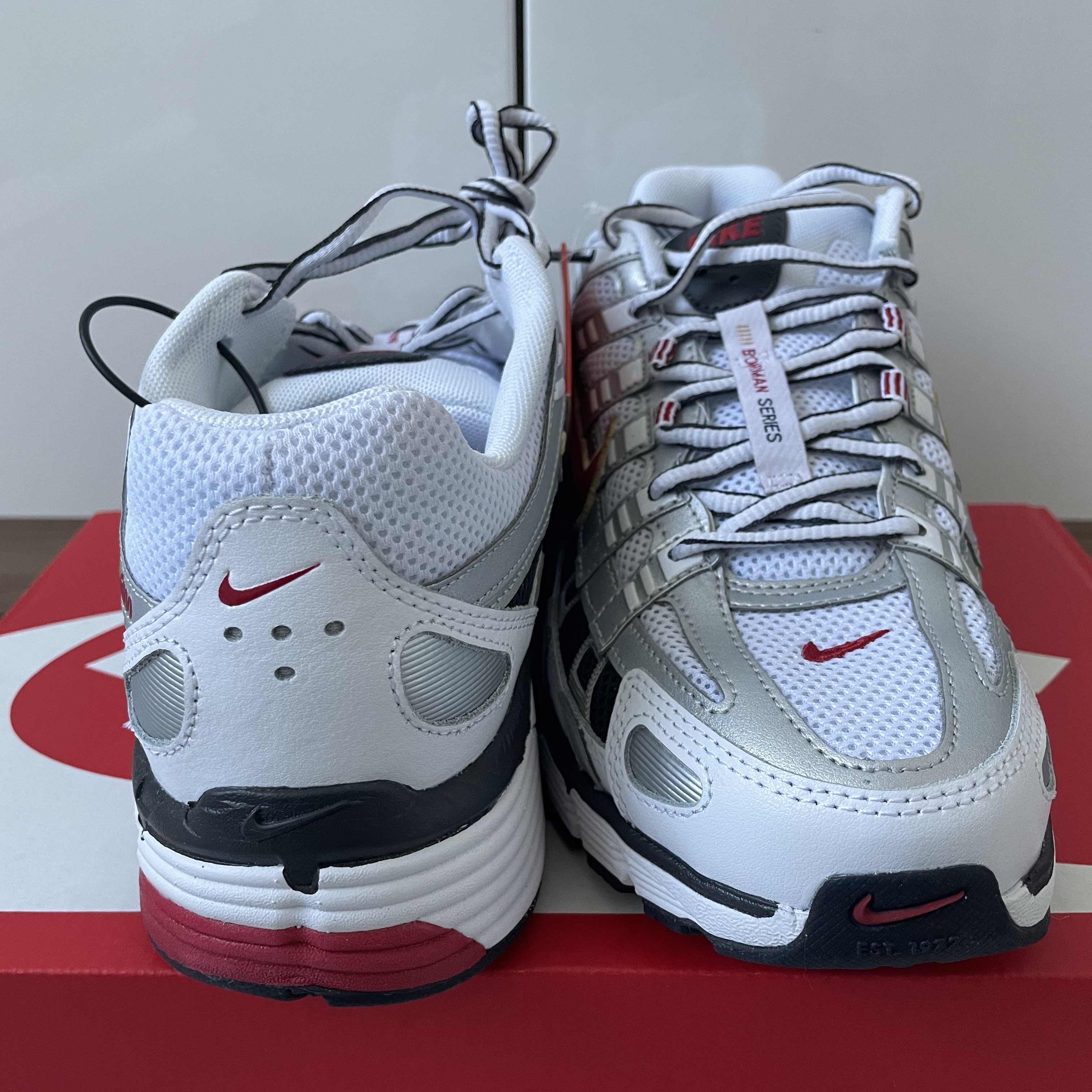 (W) Nike P-6000 Metallic Silver Red 착용 스타일 - 3