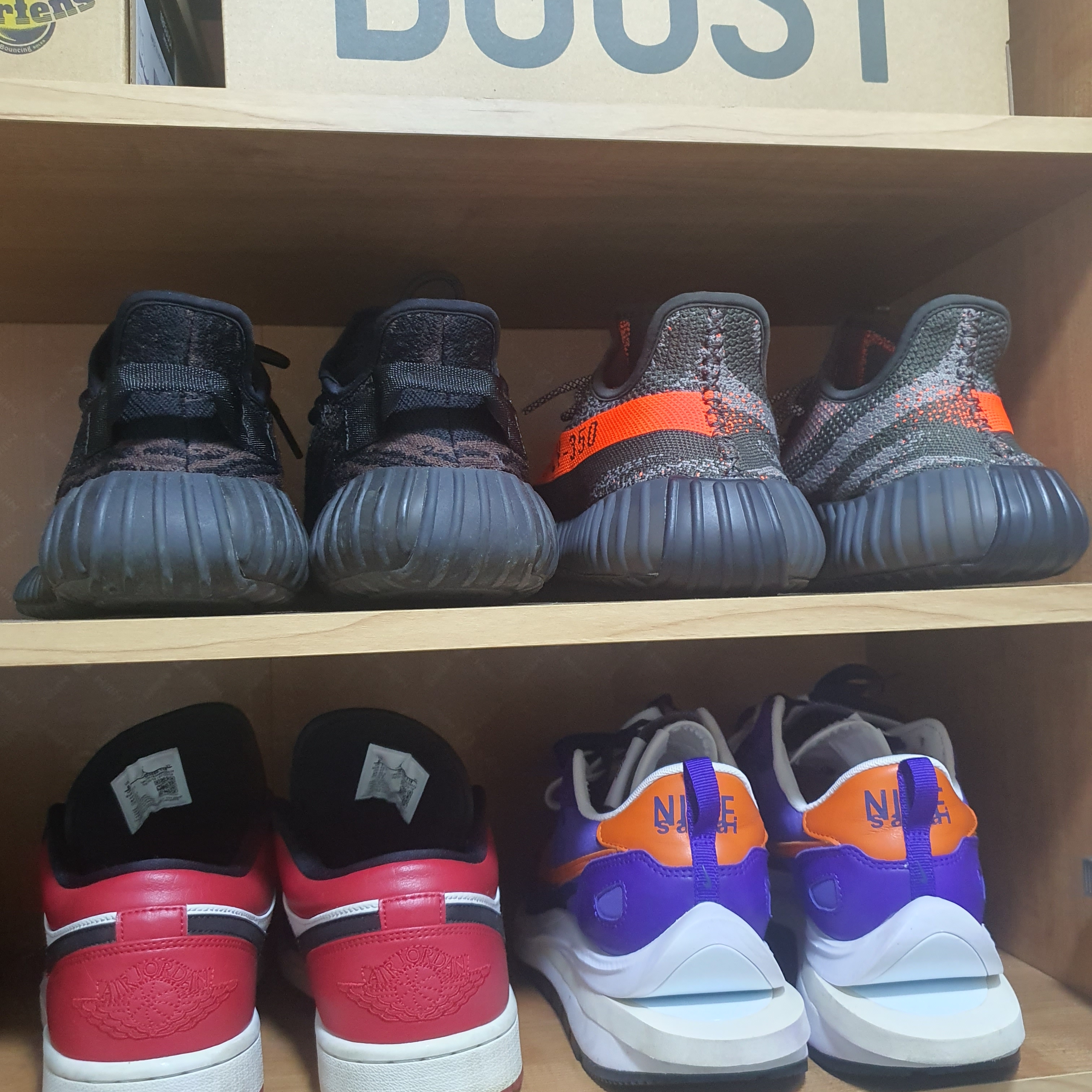 Adidas Yeezy Boost 350 V2 Carbon Beluga, Nike x Sacai VaporWaffle Dark Iris 착용 스타일