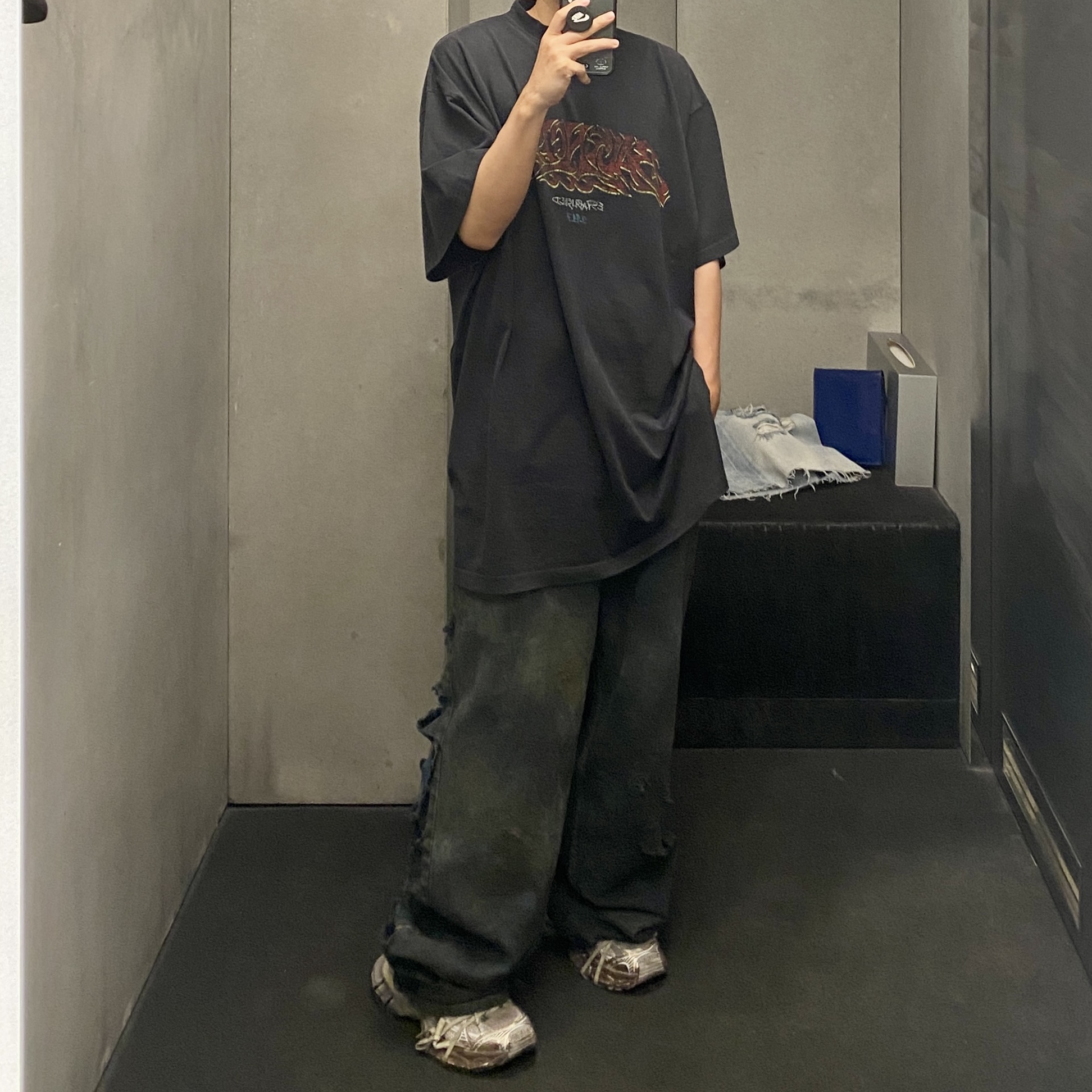 Balenciaga 3XL Sneakers Worn Out Light Beige, Balenciaga Offshore Oversized T-Shirt Black Faded 착용 스타일 - 1