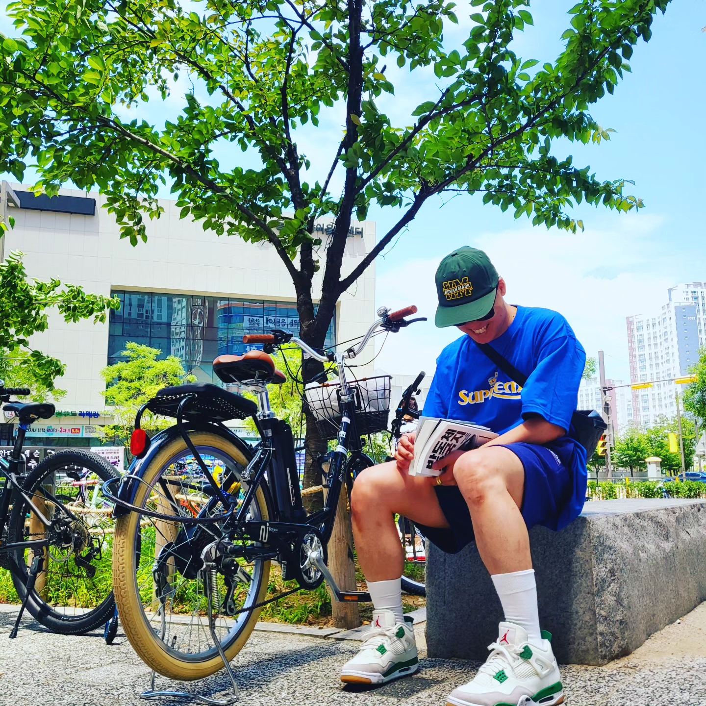 Supreme Crown T-Shirt Royal - 23SS, Jordan 4 x Nike SB Retro SP Pine Green 착용 스타일 - 3