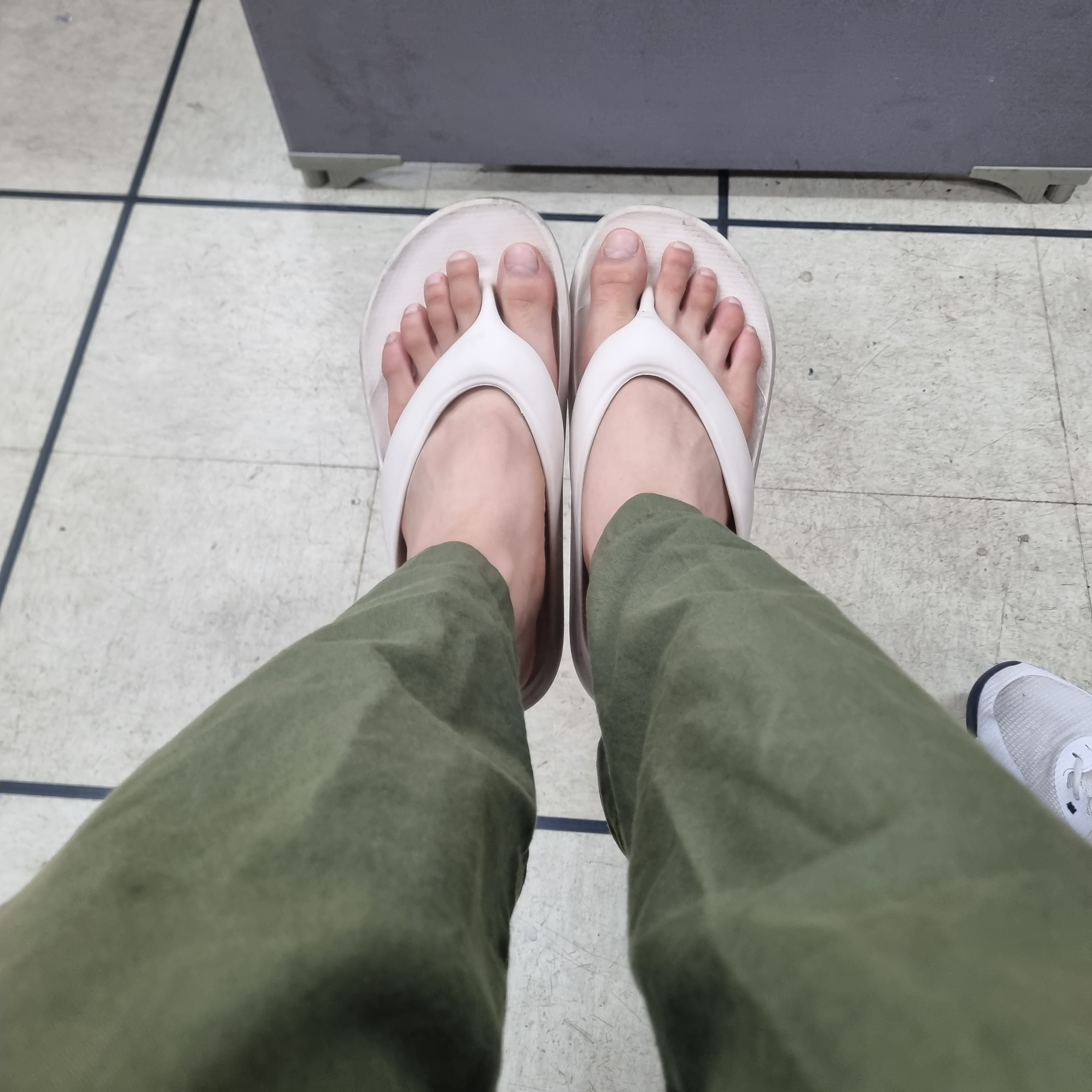 New Balance Flip Flop Ivory 착용 스타일