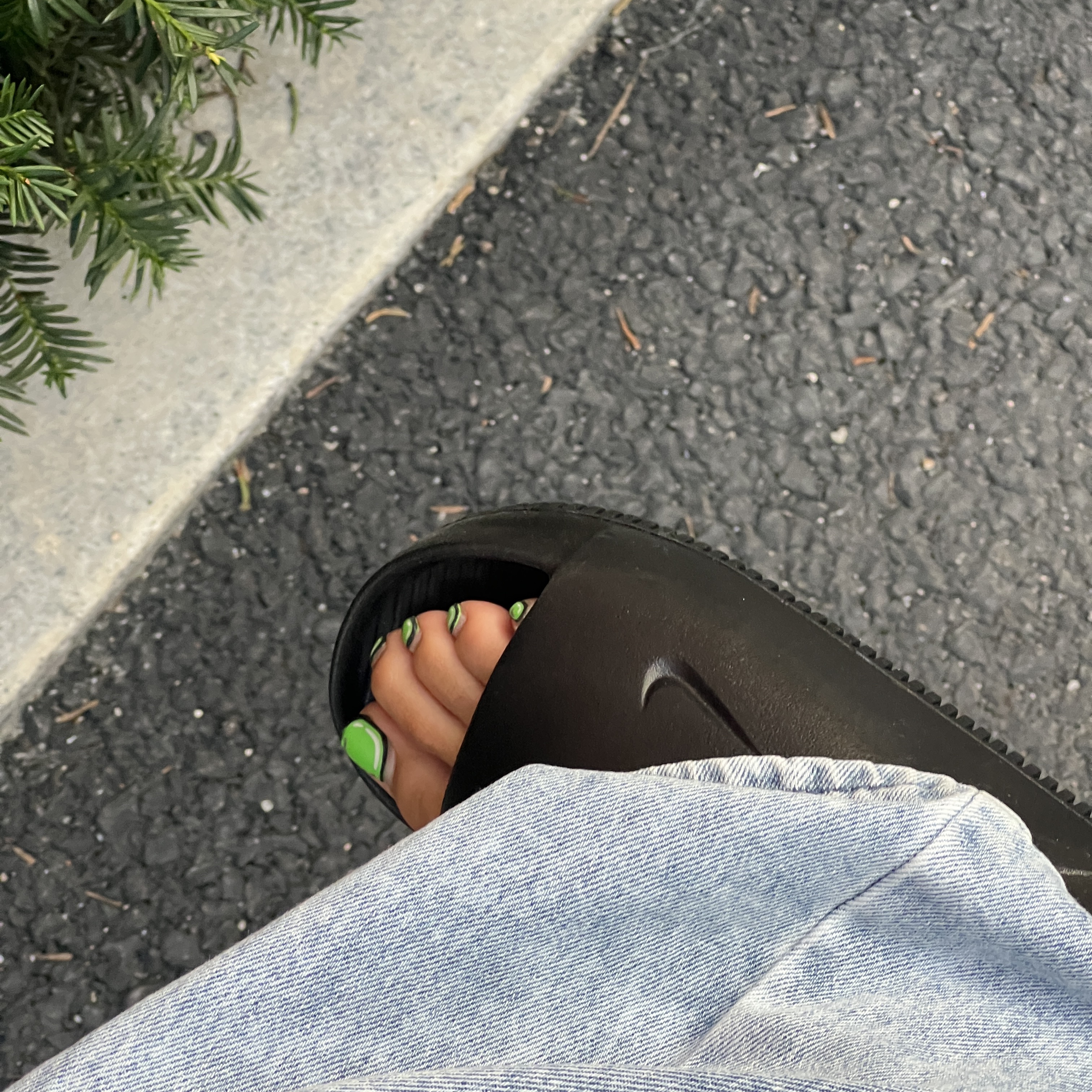 Nike Calm Slide Black 착용 스타일 - 1