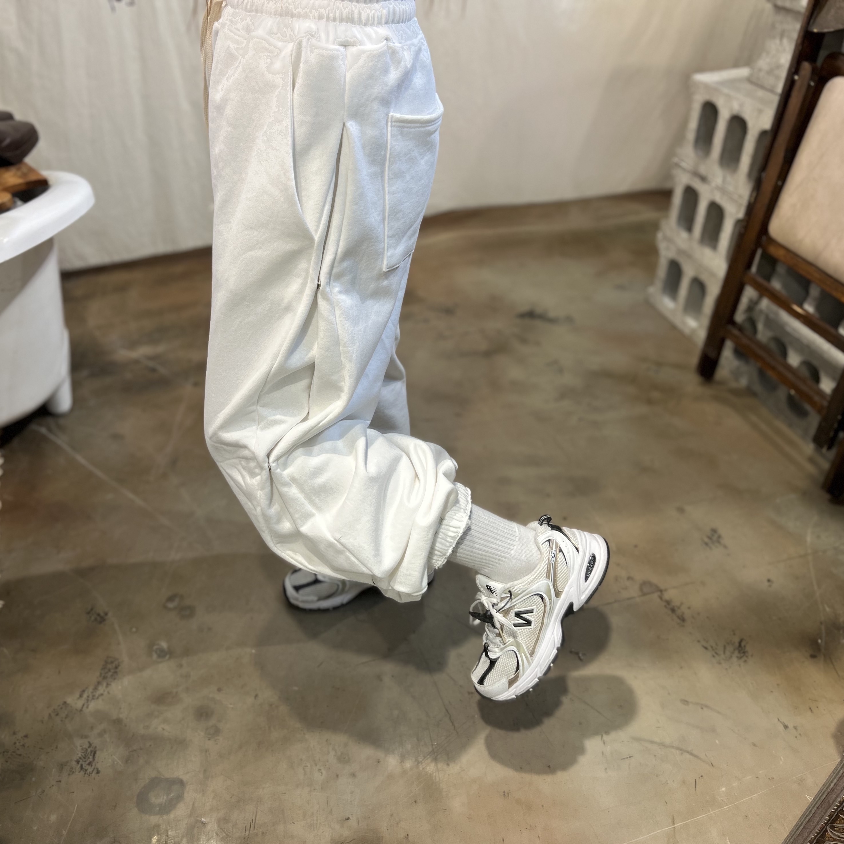 New Balance 530 Off White Gold 착용 스타일 - 3