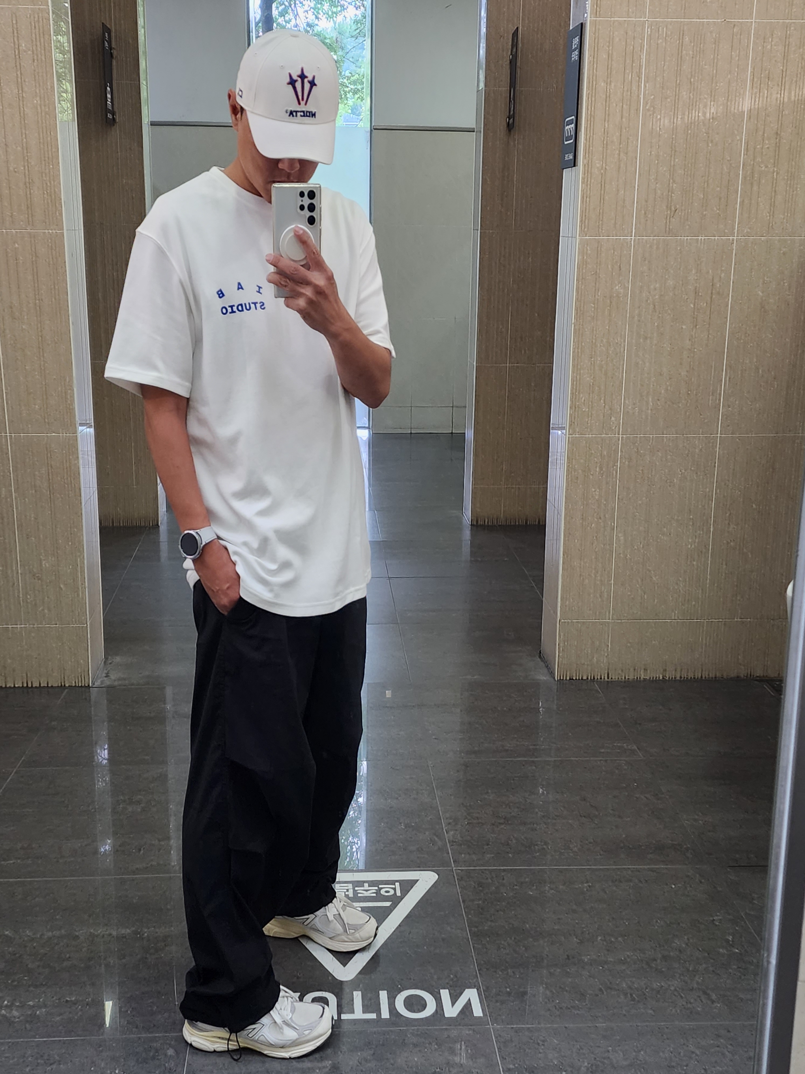 IAB Studio 10th Anniversary T-Shirts Pack White & Black (2 Pack), Nike x Drake Nocta NRG LU L91 Cap White 착용 스타일 - 2