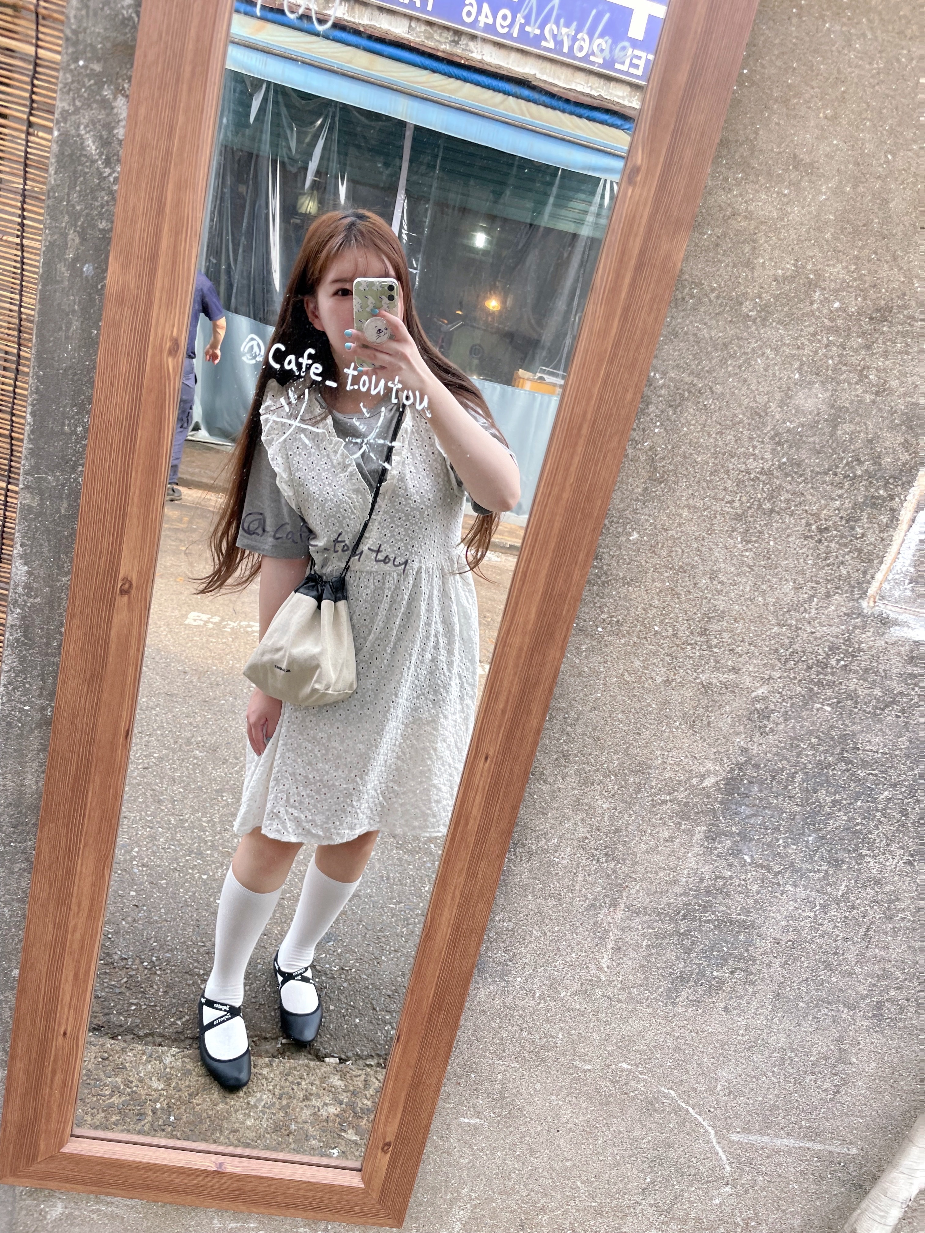Maison Kitsune Fox Head Patch Classic T-Shirt Grey Melange, Jil Sander Small Drawstring Crossbody Bag Black 착용 스타일 - 2