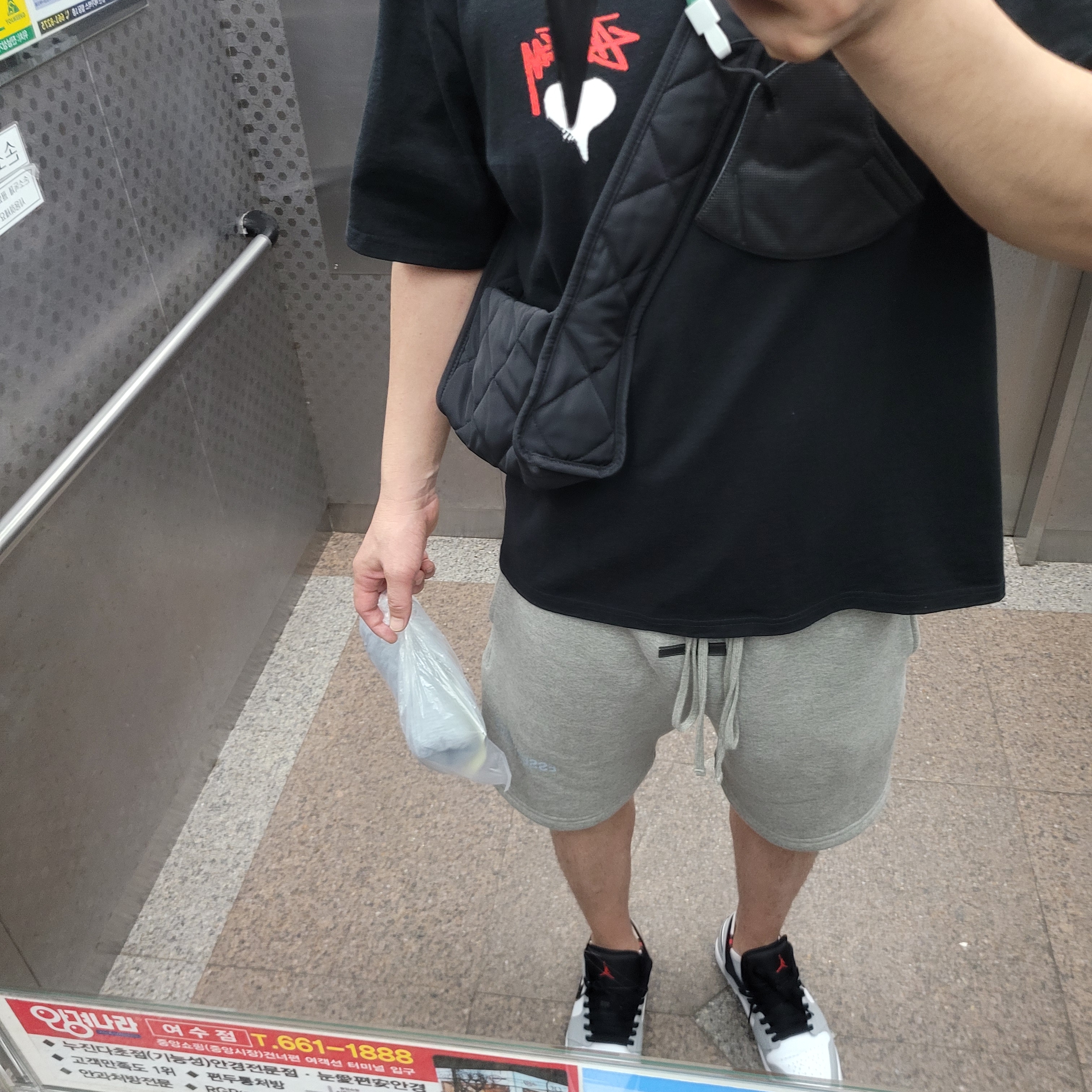 Stussy Stock Heart T-Shirt Black, Essentials The Core Collection Sweatshorts Heather Oatmeal 착용 스타일