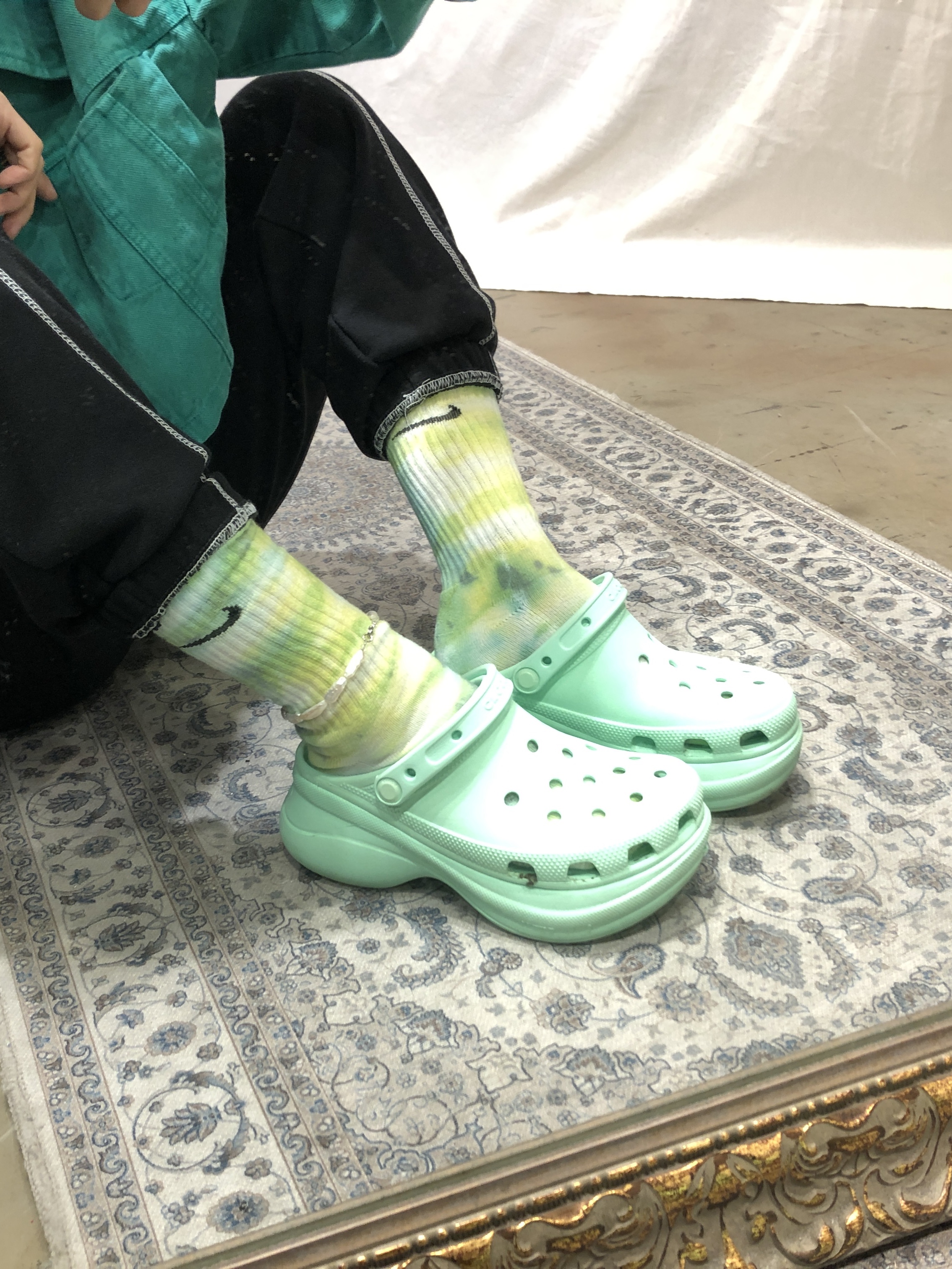 Crocs Classic Crush Clog White 착용 스타일 - 5