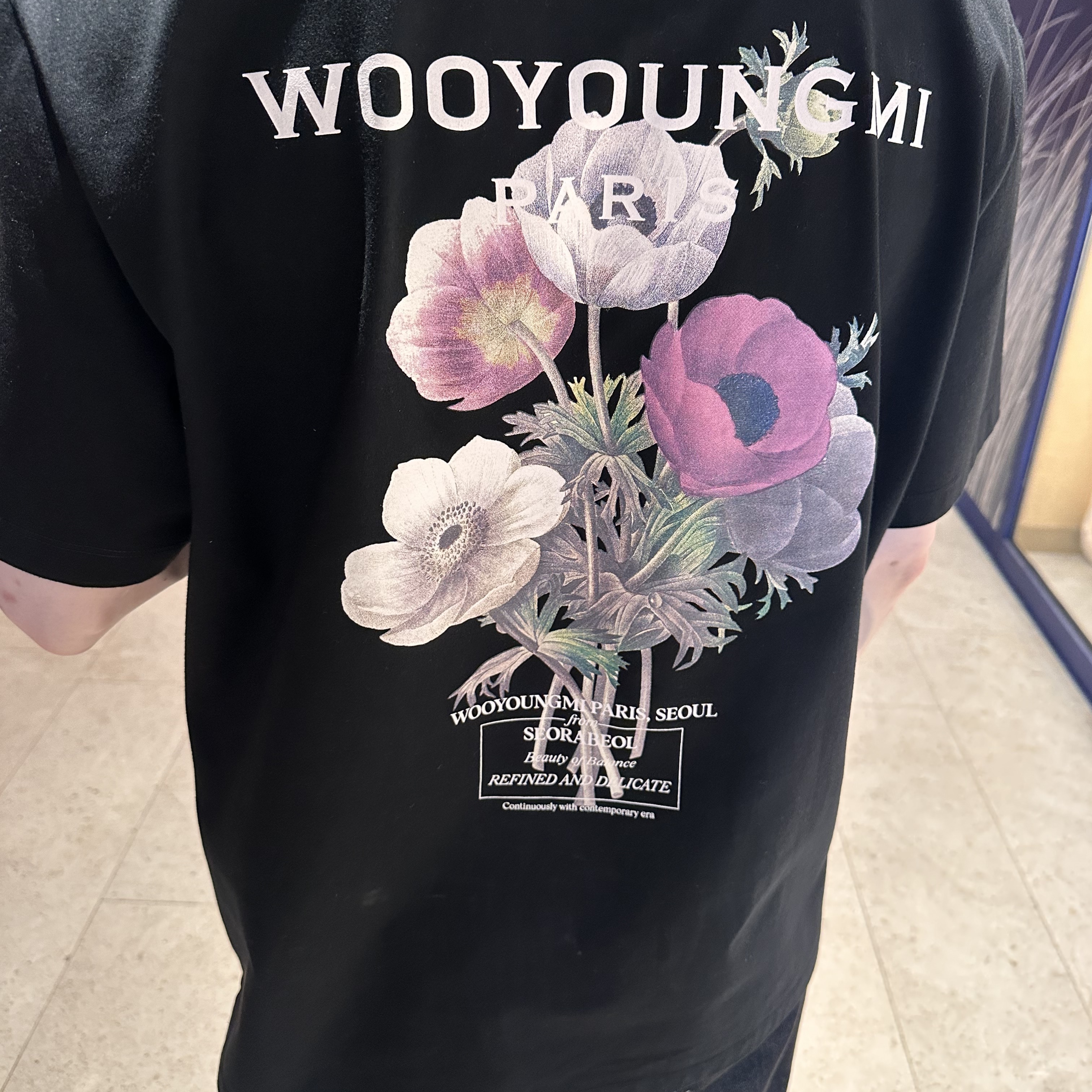 Wooyoungmi Flower Print Back Logo T-Shirt Black - 23FW 착용 스타일 - 2