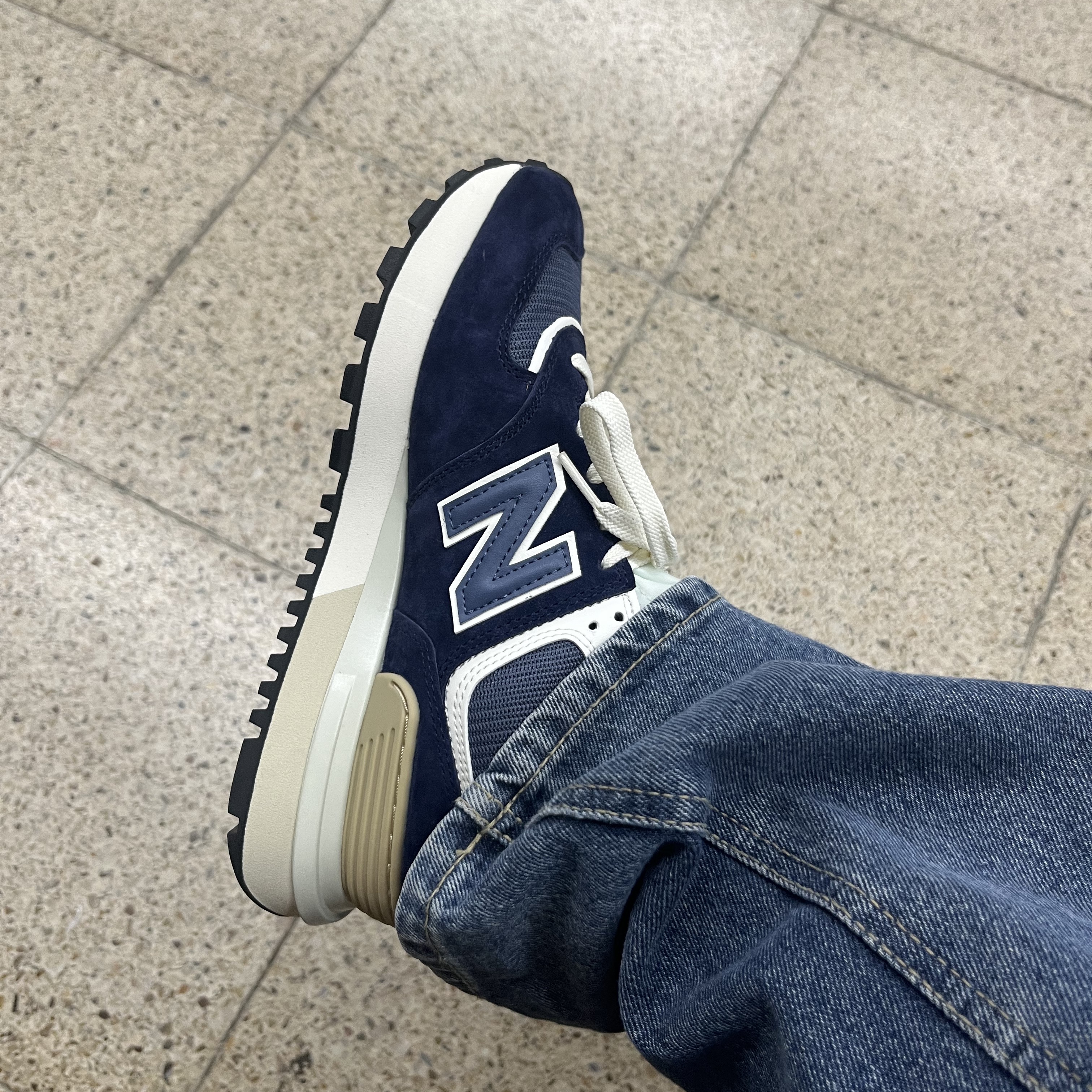 New Balance 574 Legacy Navy 착용 스타일 - 2