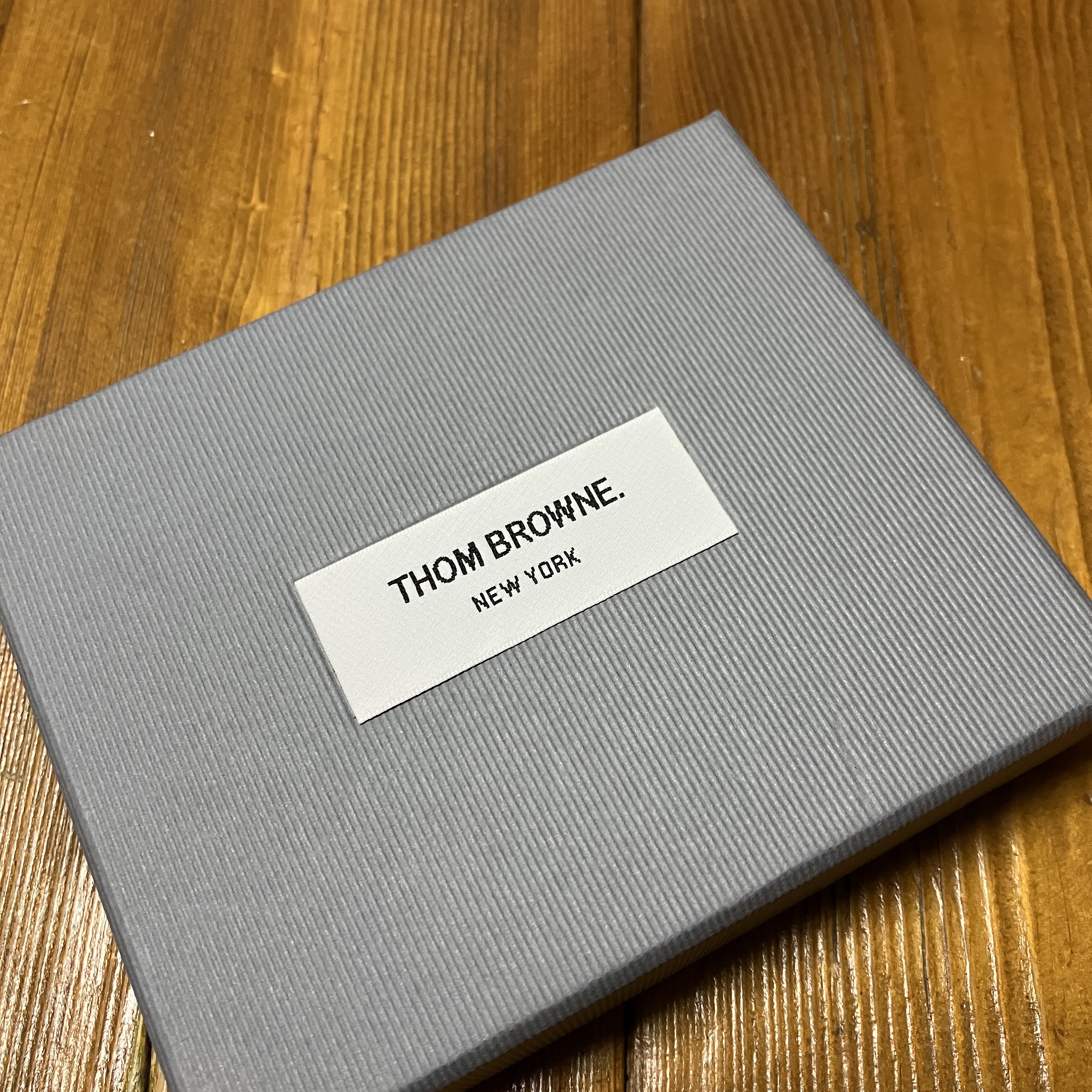 Thom Browne Pebble Grain Leather Paper Label Single Card Holder Dark Grey 착용 스타일 - 3