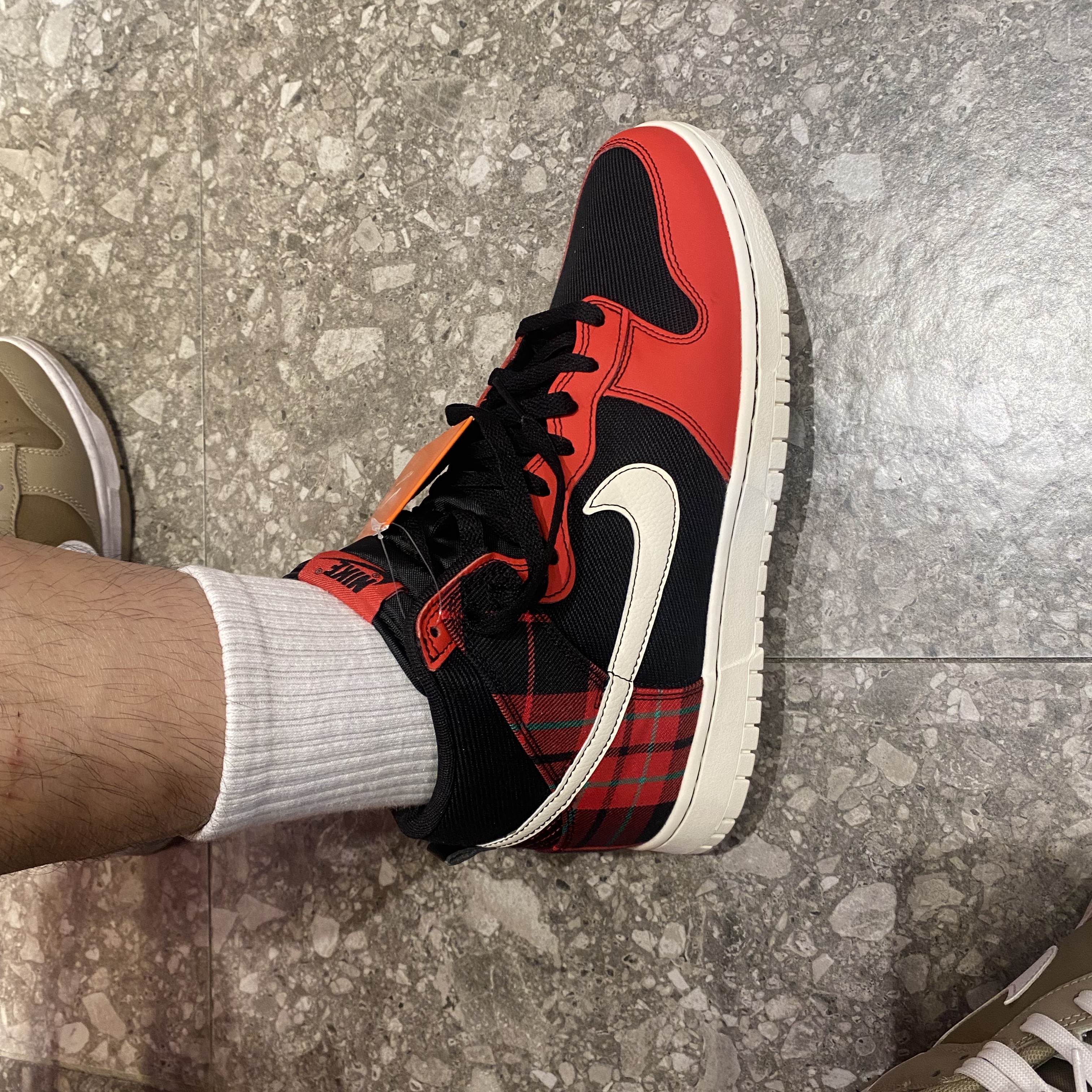 Nike Dunk High Black and University REd 착용 스타일