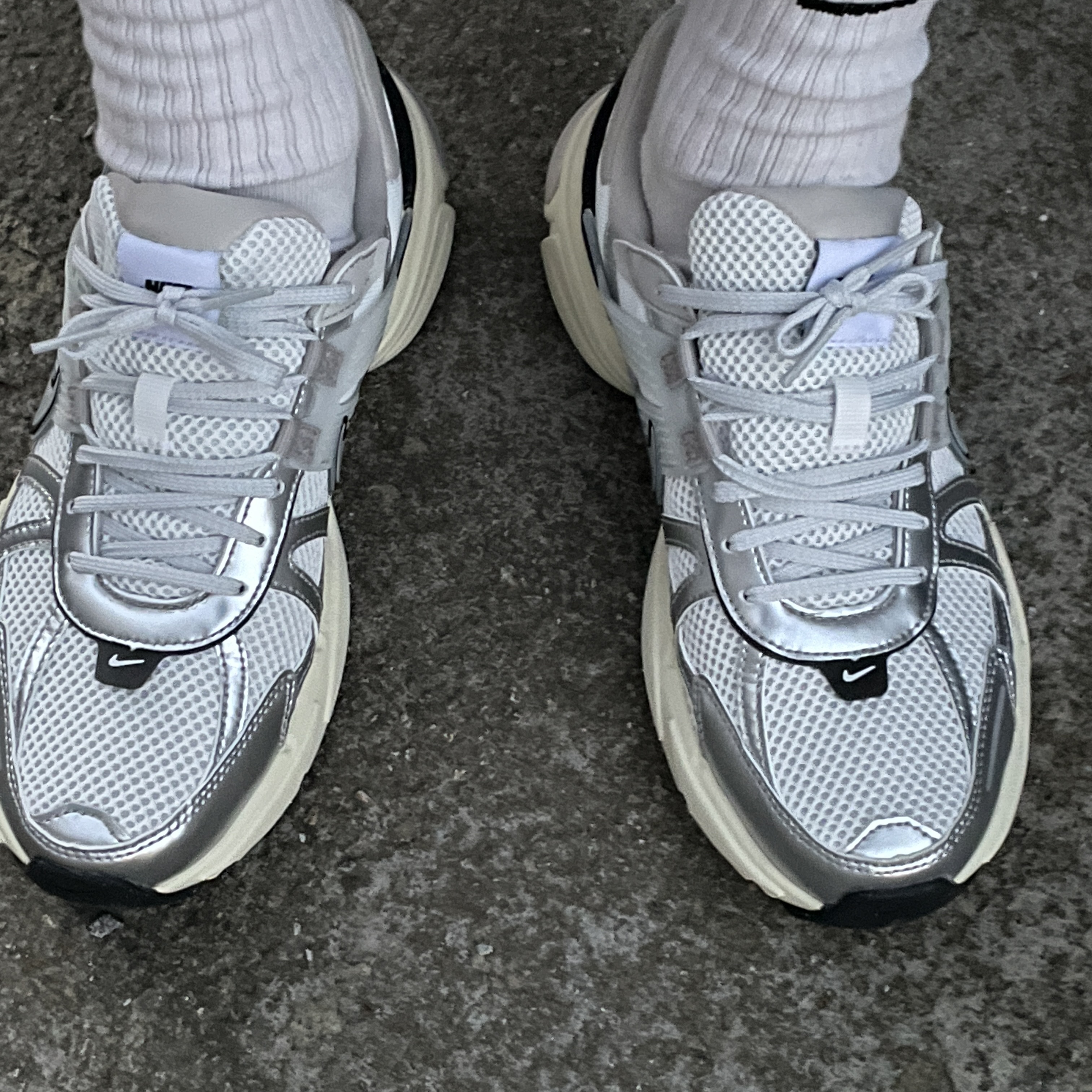 Nike V2K Run Summit White Metallic Silver 착용 스타일
