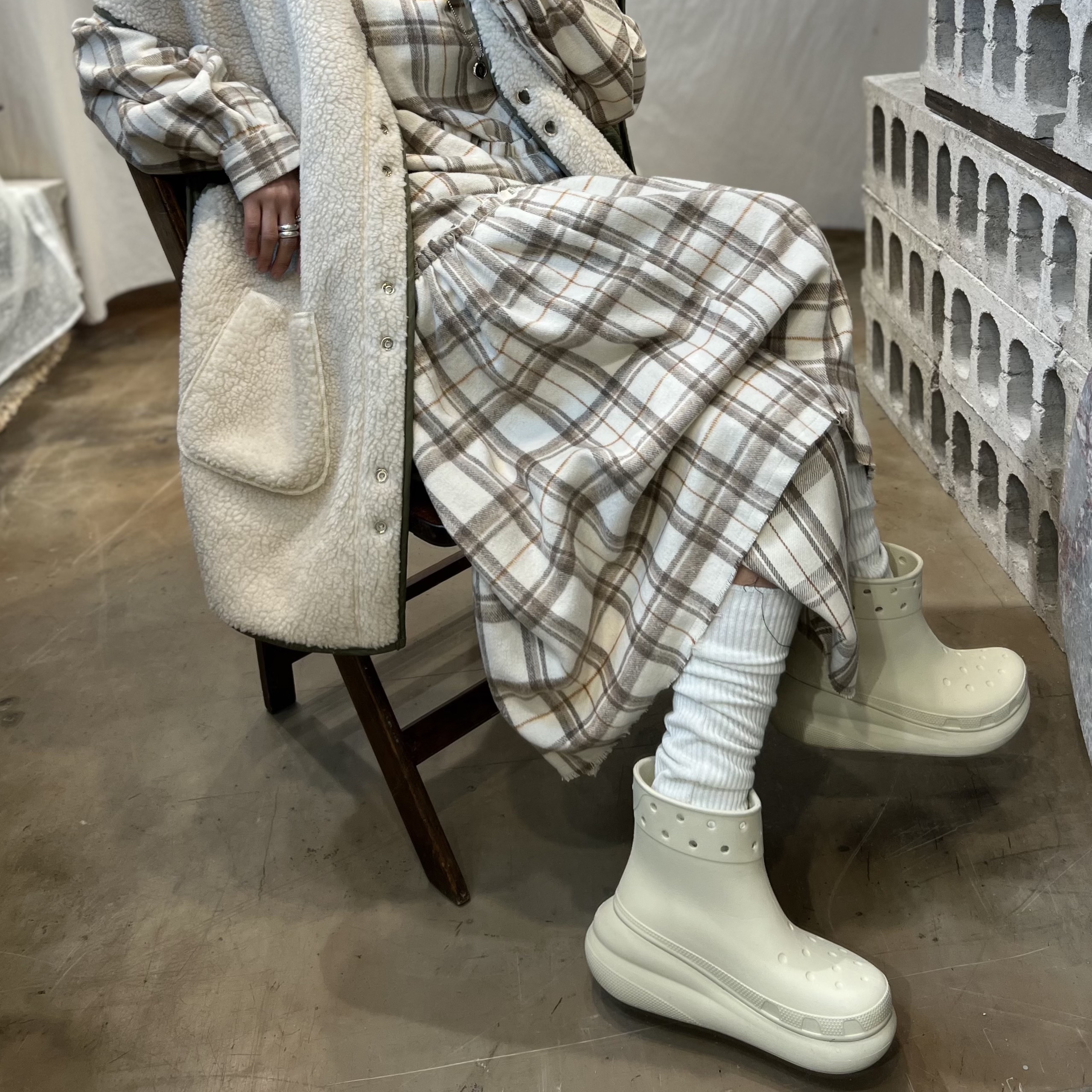 Crocs Classic Crush Boot Bone 착용 스타일 - 4