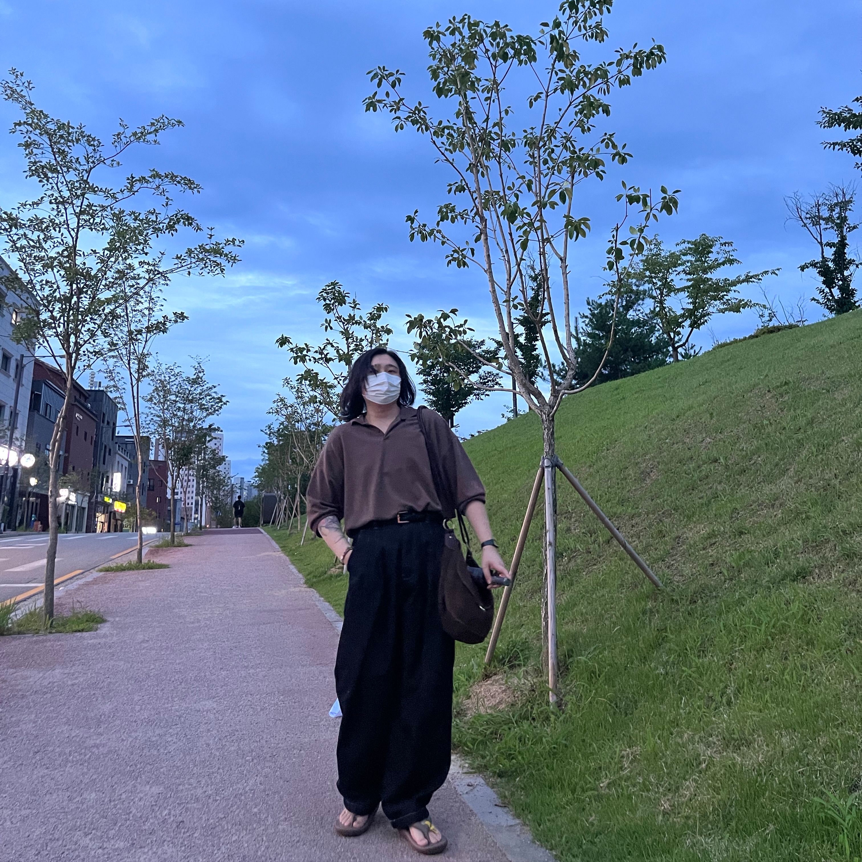 Taw&Toe Flip Flop Zerovity Bio Espresso 착용 스타일 - 1