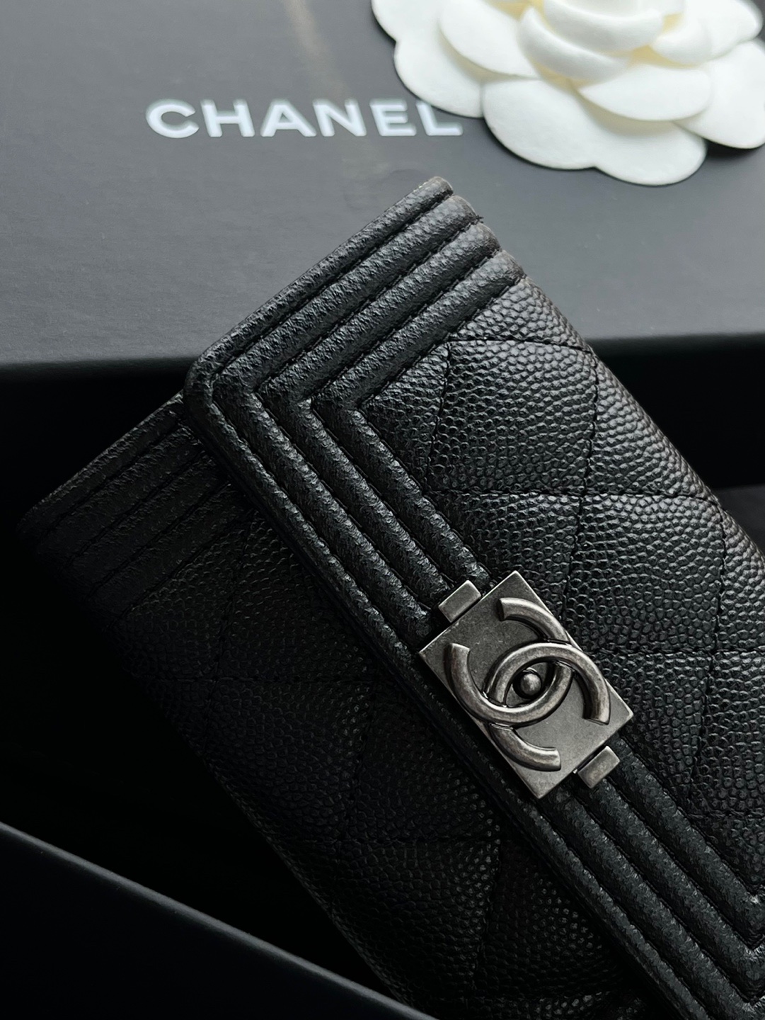 Chanel Boy Chanel Flap Card Holder Grained Calfskin & Ruthenium Black 착용 스타일