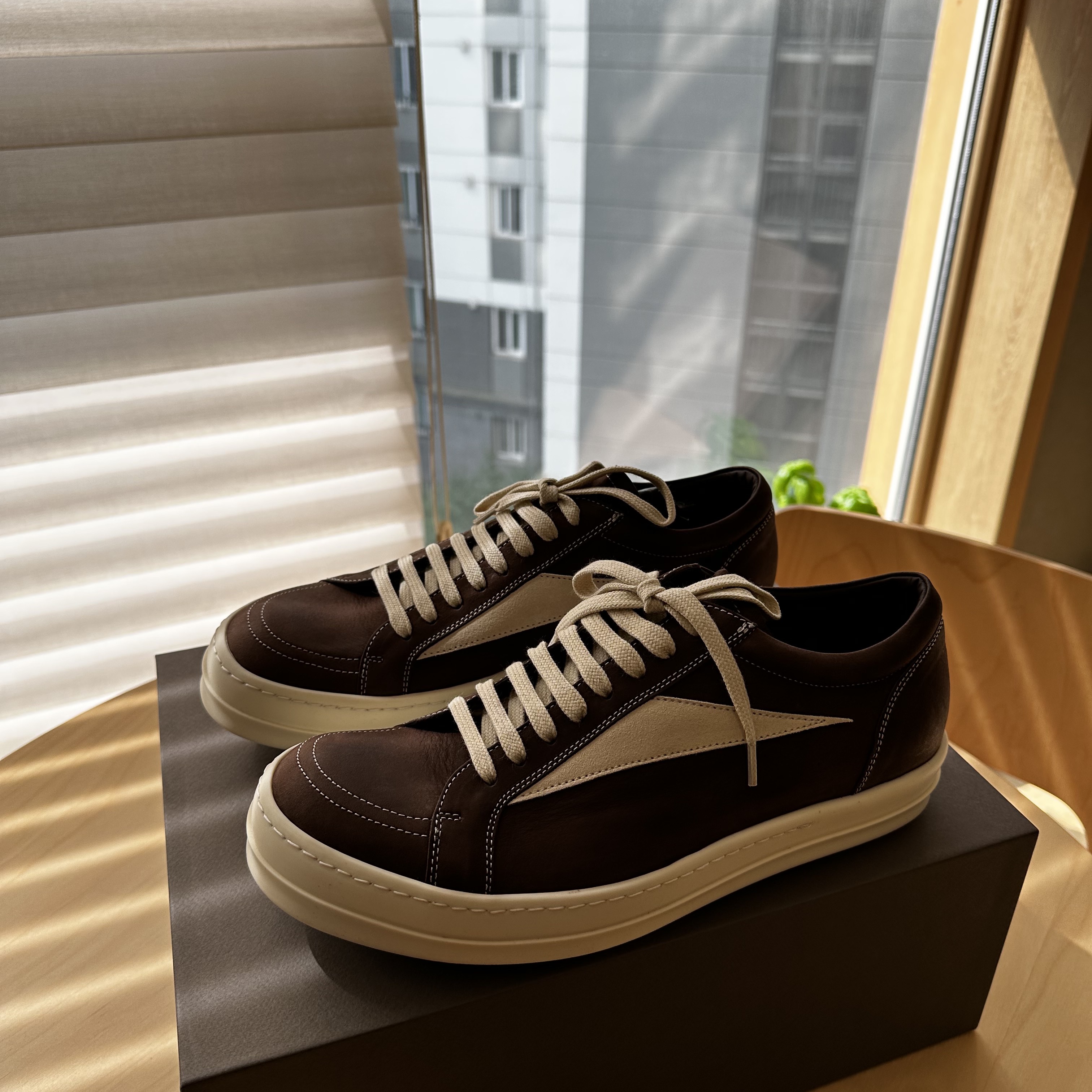 Rick Owens Luxor Suede Vintage Sneakers Brown 착용 스타일 - 1
