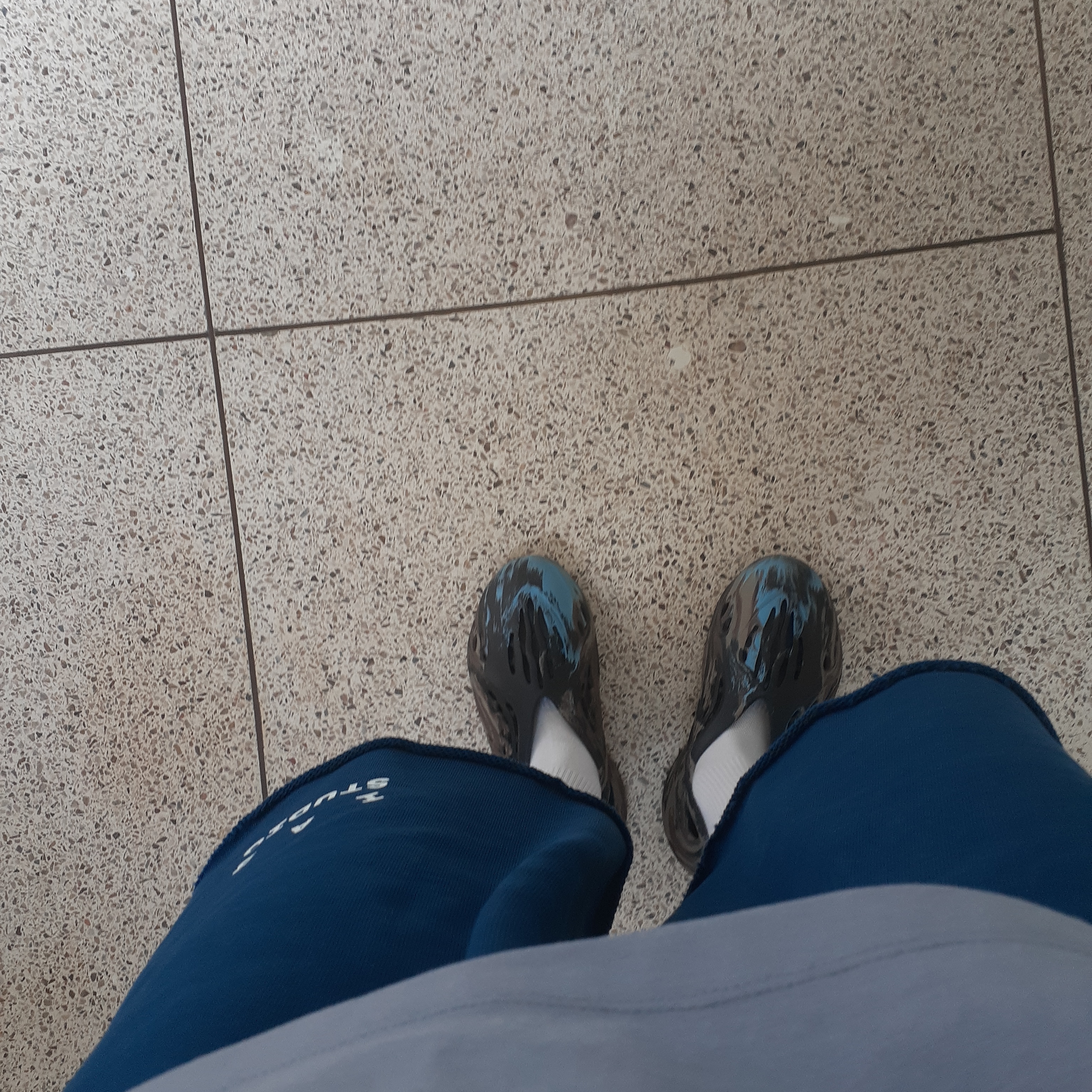 Adidas Yeezy Foam RNNR MX Cinder, IAB Studio Heavy Sweatshorts Navy - 23FW 착용 스타일