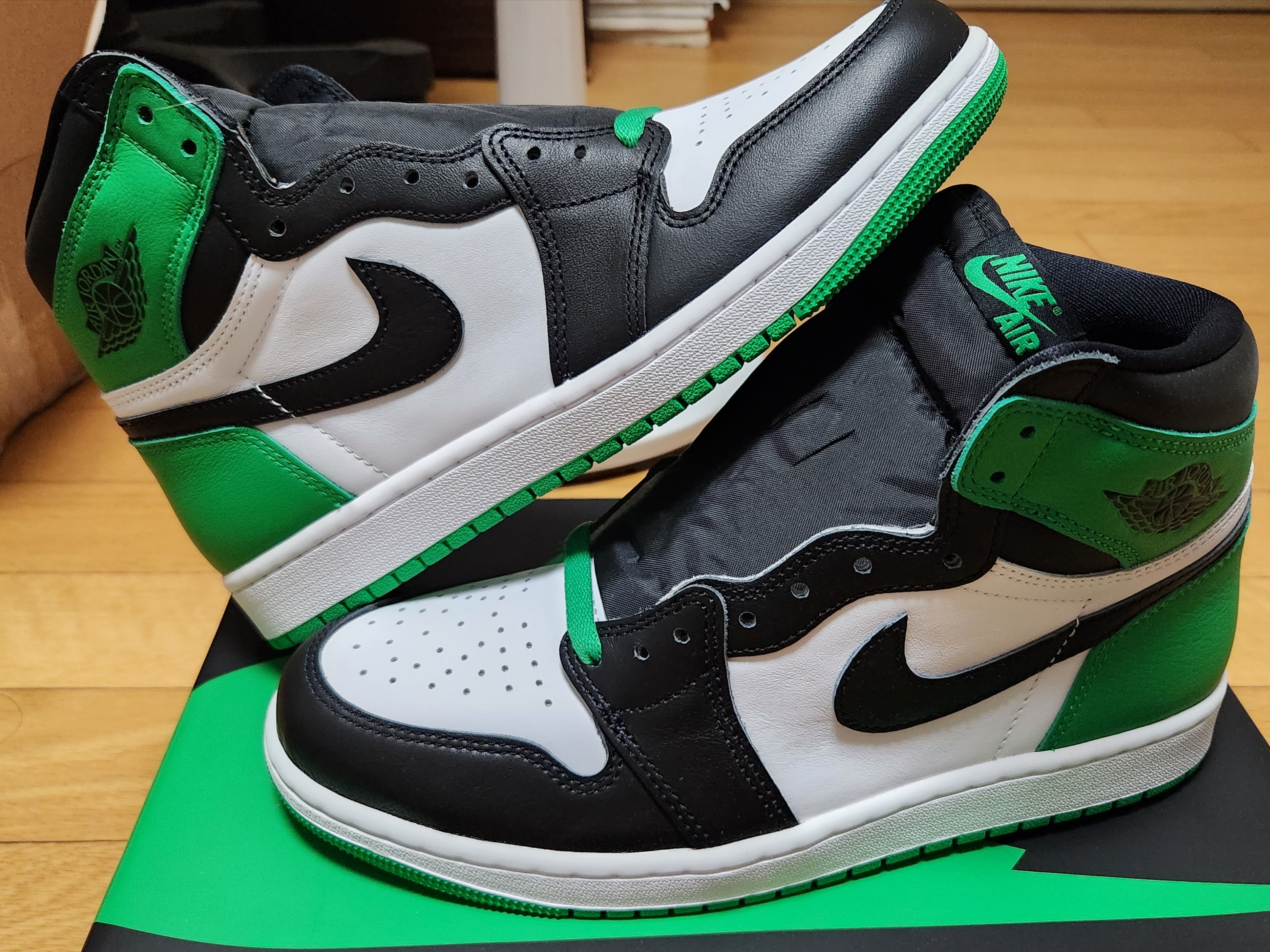Jordan 1 Retro High OG Black and Lucky Green 착용 스타일