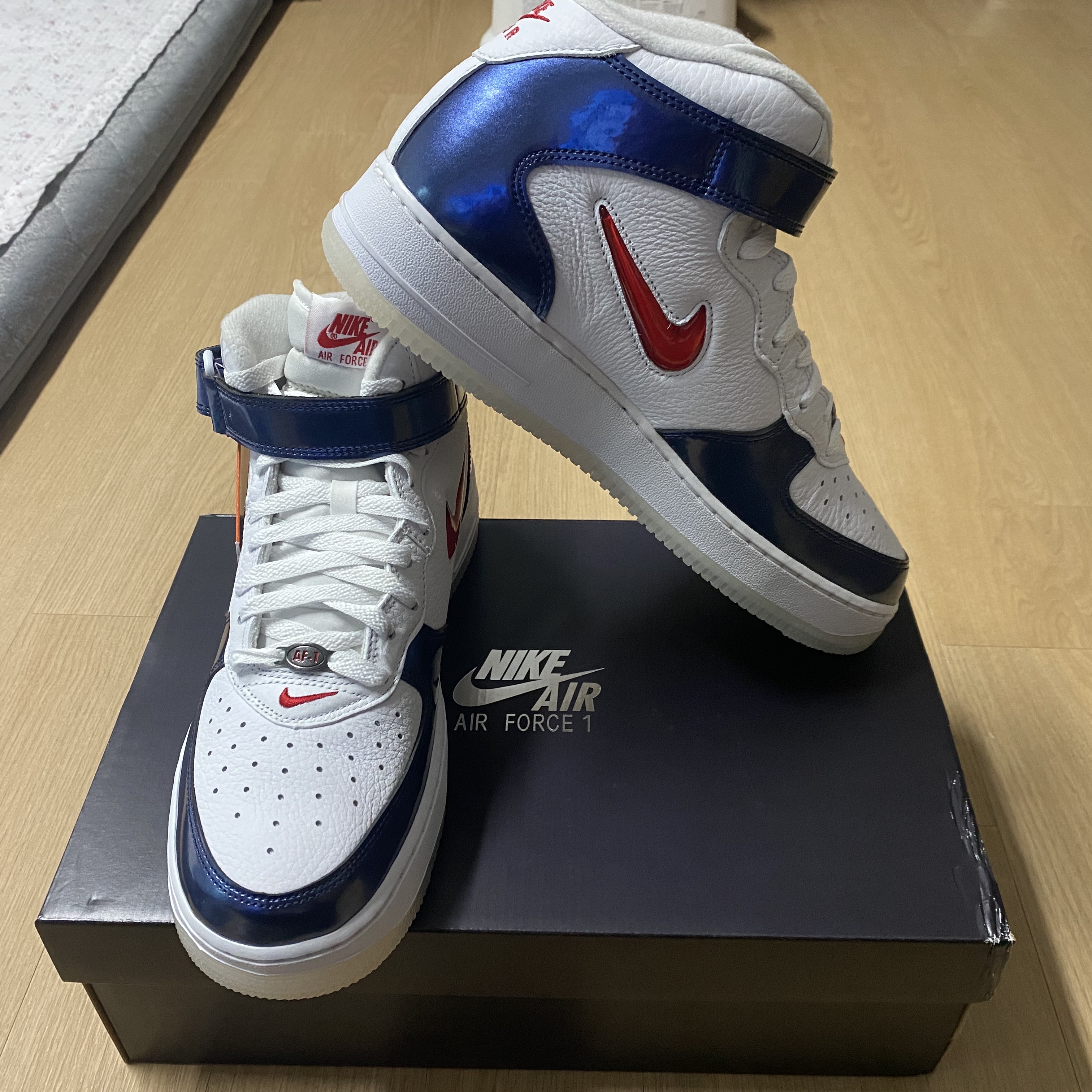Nike Air Force 1 Mid QS University Red and Midnight Navy 착용 스타일 - 2