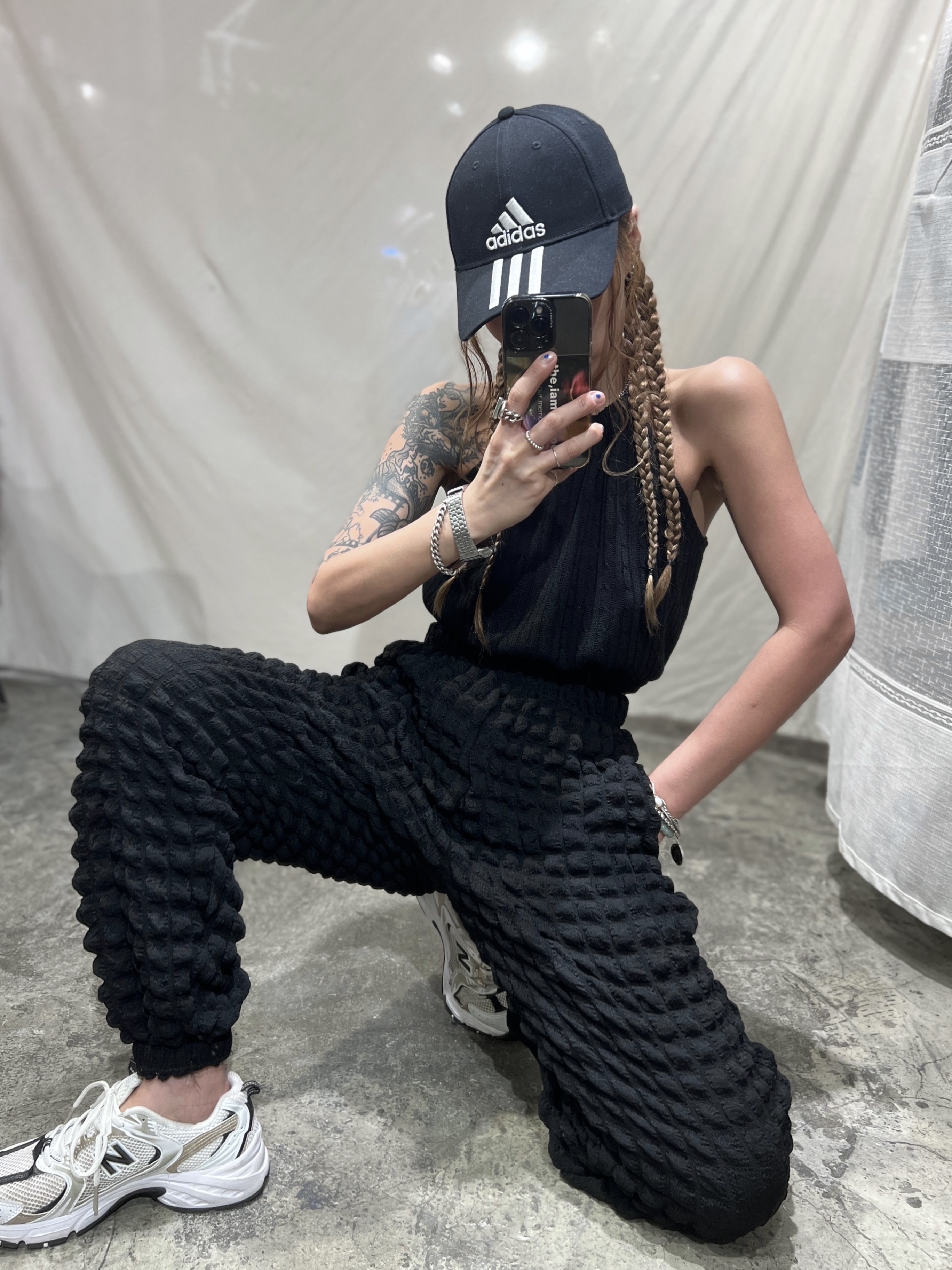 Adidas 3-Stripes Cotton Baseball Cap Black, New Balance 530 Off White Gold 착용 스타일 - 2