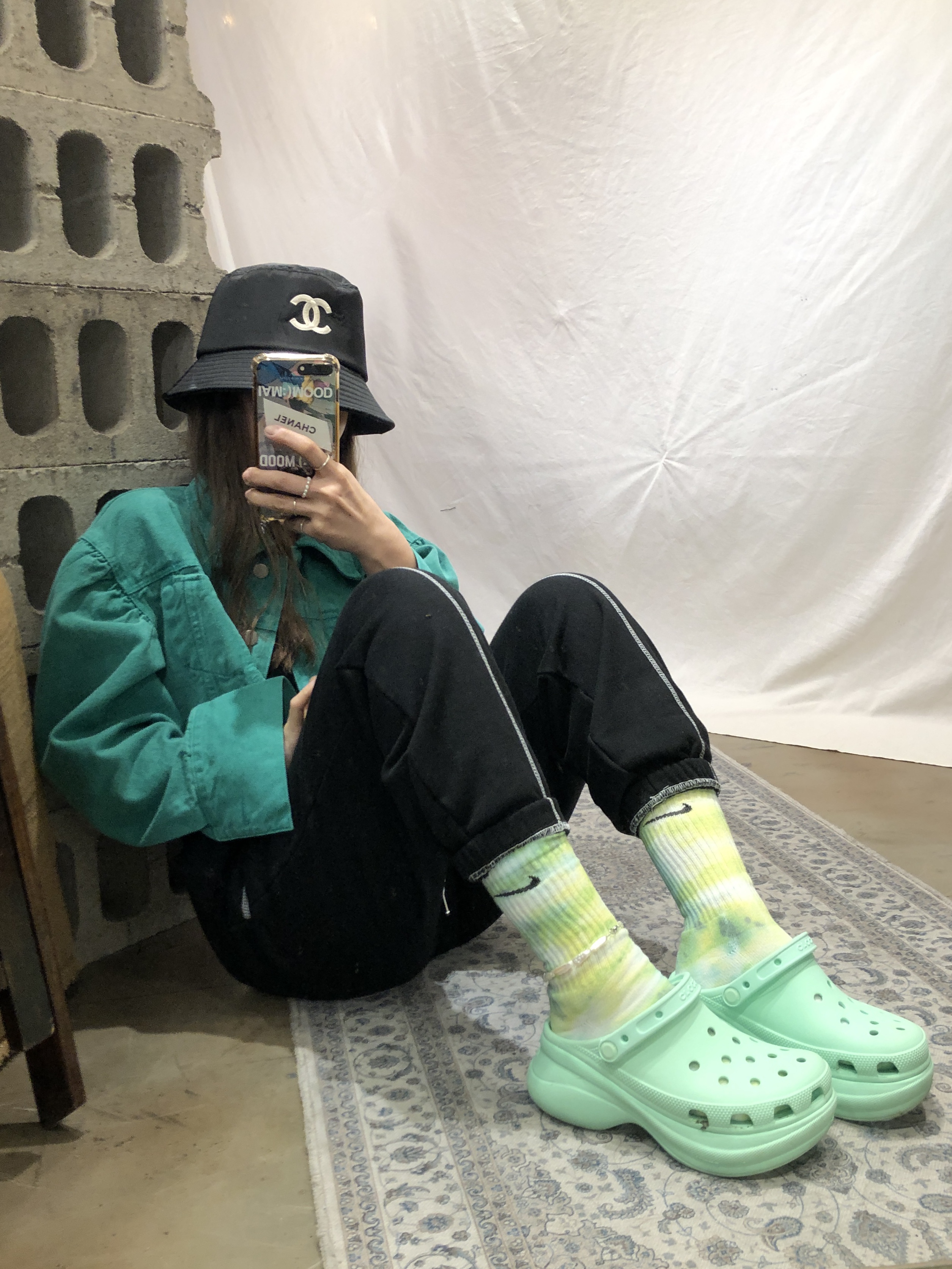 Crocs Classic Crush Clog White 착용 스타일 - 2