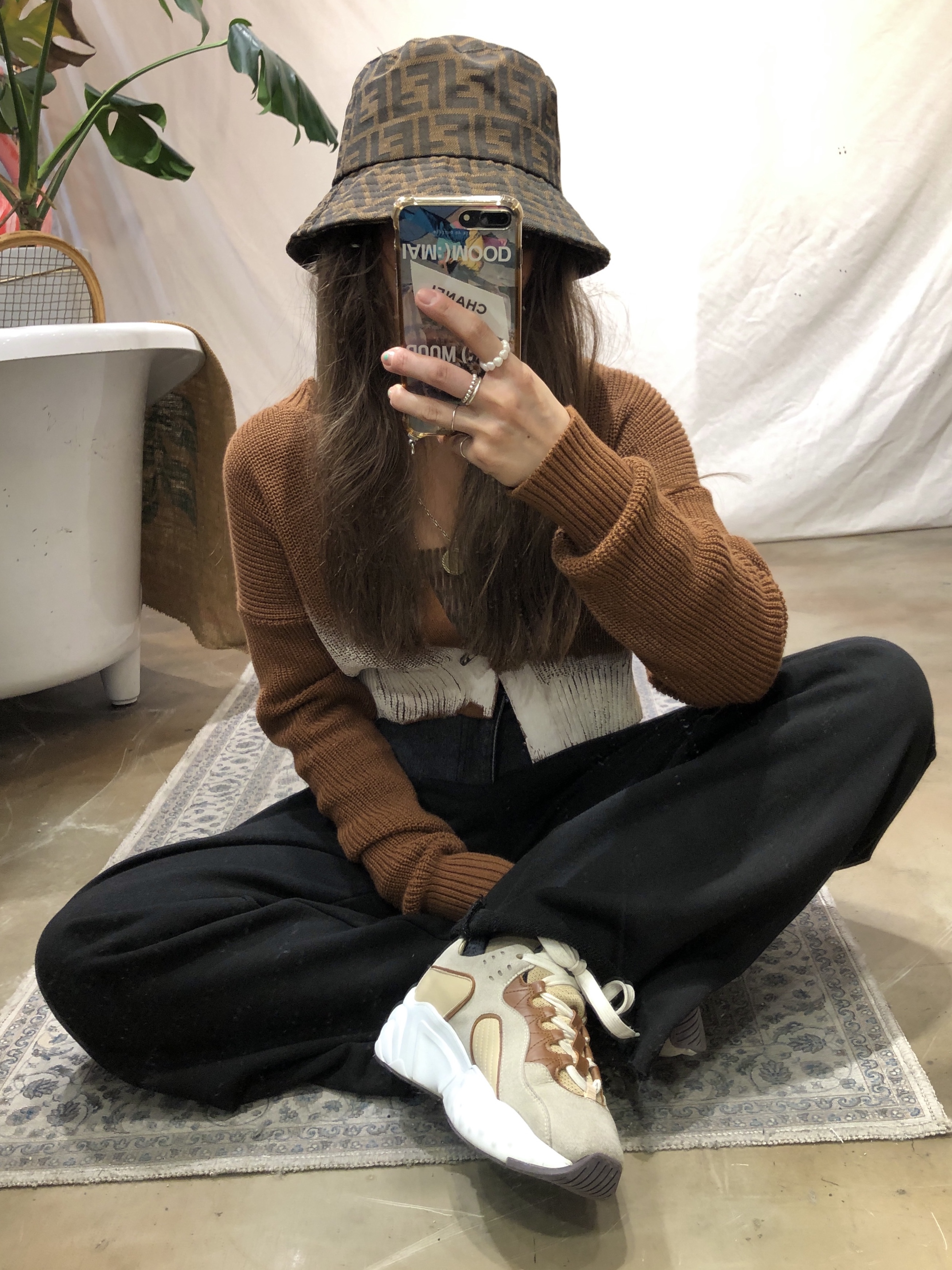 Acne Studios Rockaway Sneakers Beige White, Fendi Denim Bucket Hat Blue 착용 스타일 - 2