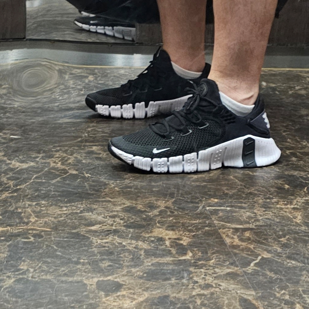 Nike Free Metcon 4 Black Iron Grey 착용 스타일