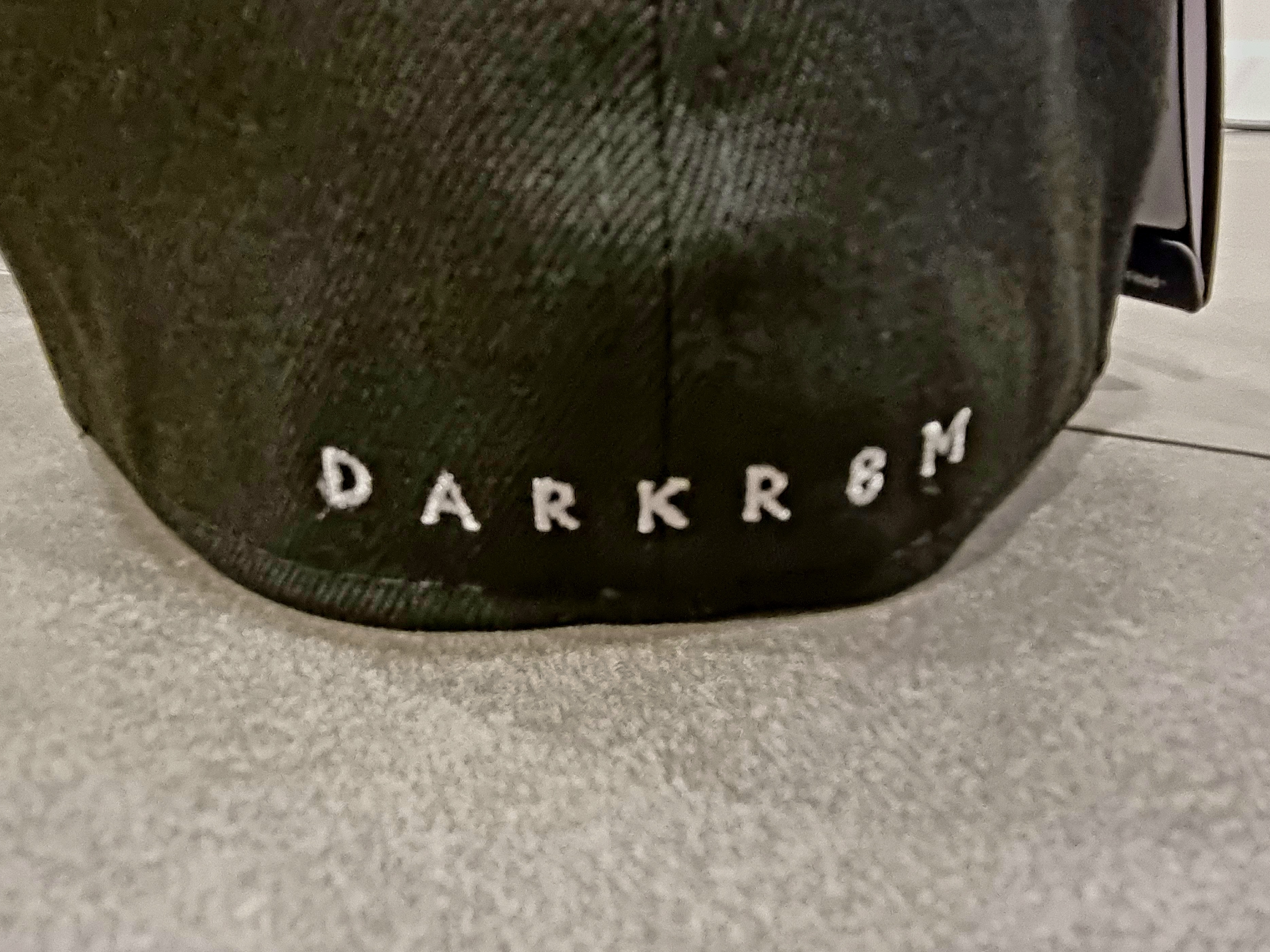 Darkr8m Studio x New Era Fitted Cap Black 착용 스타일 - 4