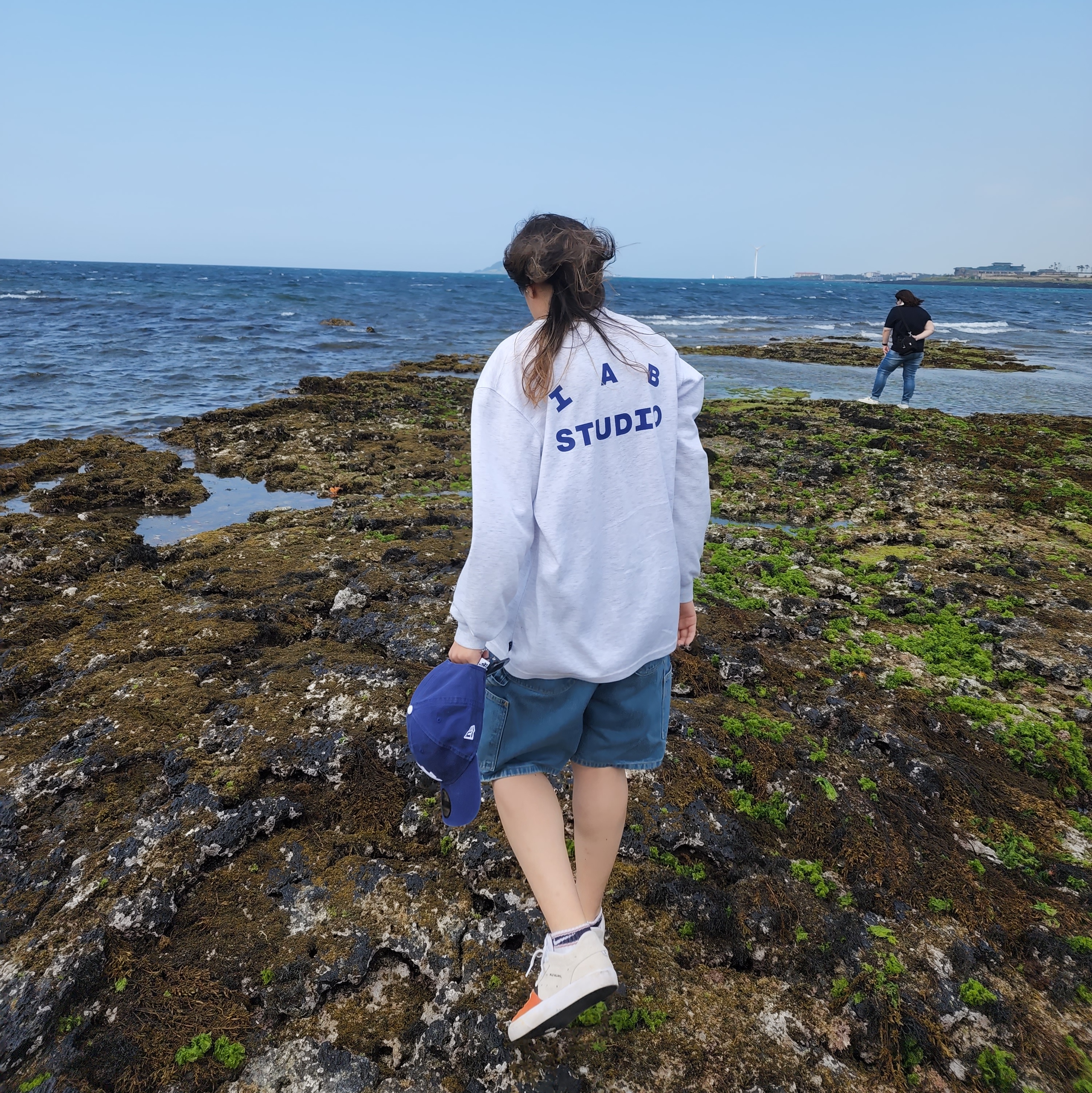 Jordan Series .02 Dear Deloris, IAB Studio Long Sleeve Light Gray 착용 스타일