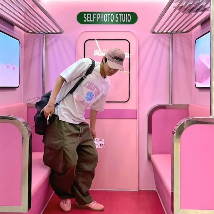 Adidas Bermuda Glow Pink 착용 스타일 - 2