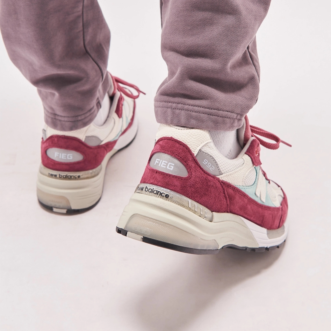 New Balance x Kith 992 Made in USA Kithmas Burgundy Reef 착용 스타일 - 2