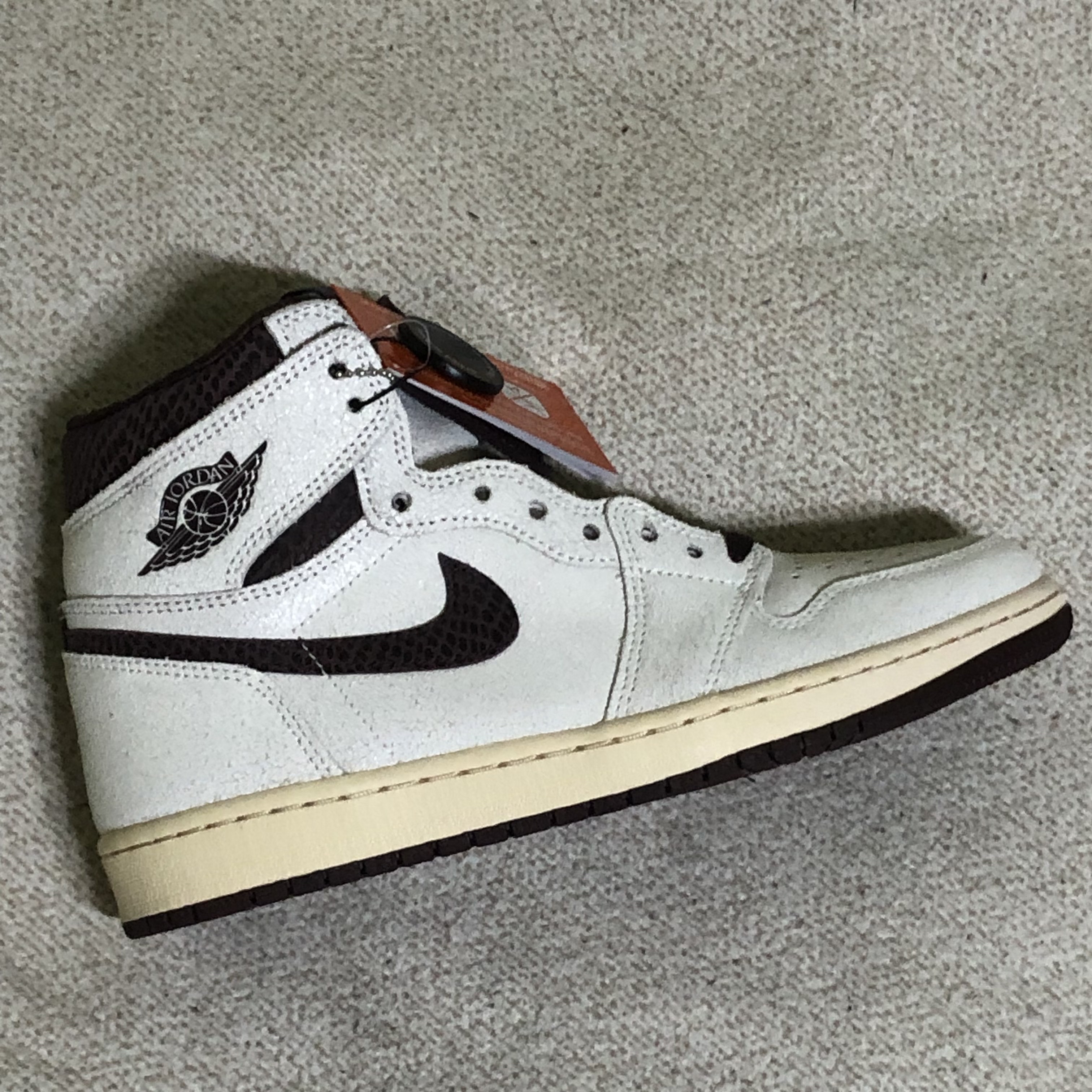 Jordan 1 x A Ma Maniere Retro High OG SP Sail and Burgundy 착용 스타일