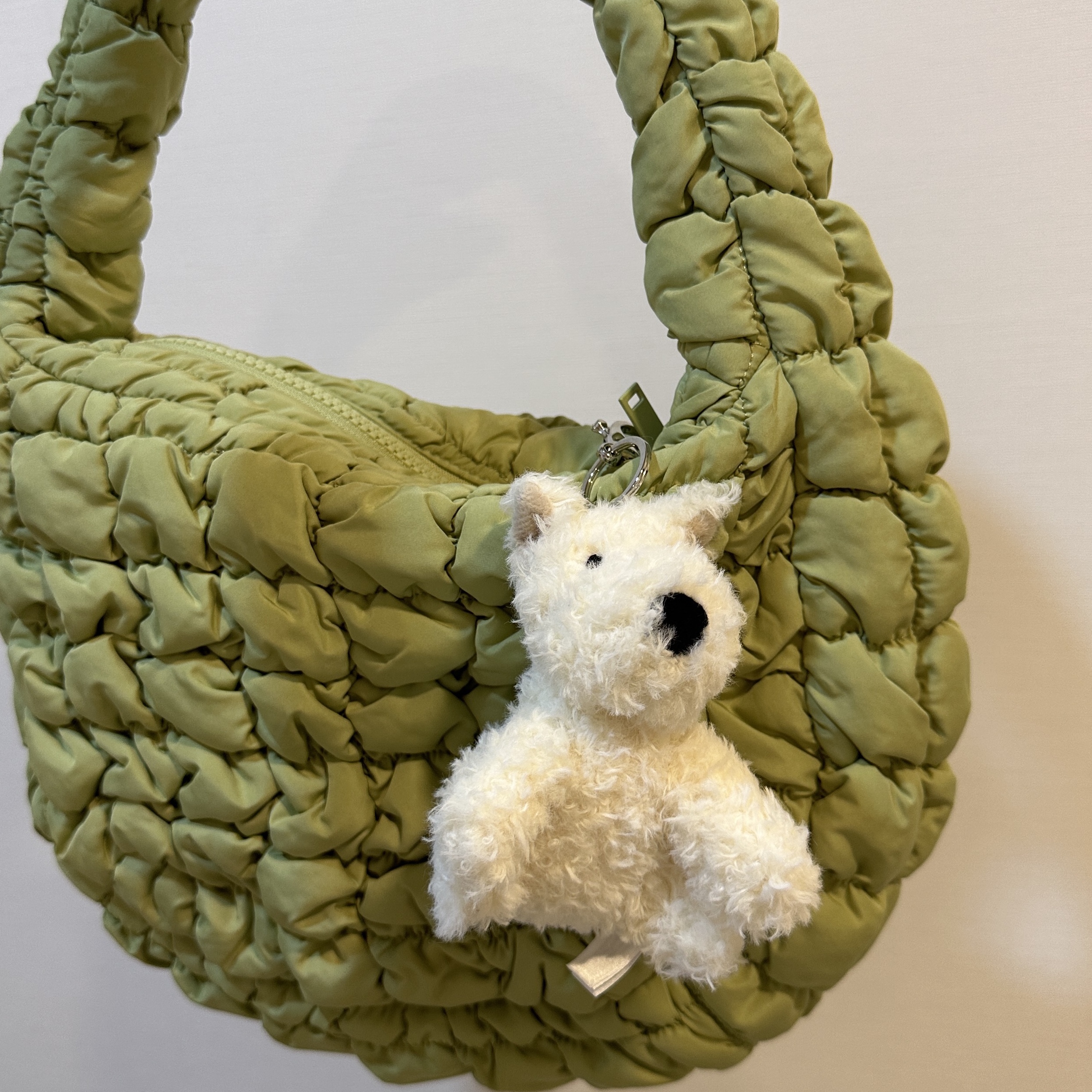 Jellycat Munro Scottie Dog Bag Charm Cream, COS Quilted Mini Bag Light Green 착용 스타일