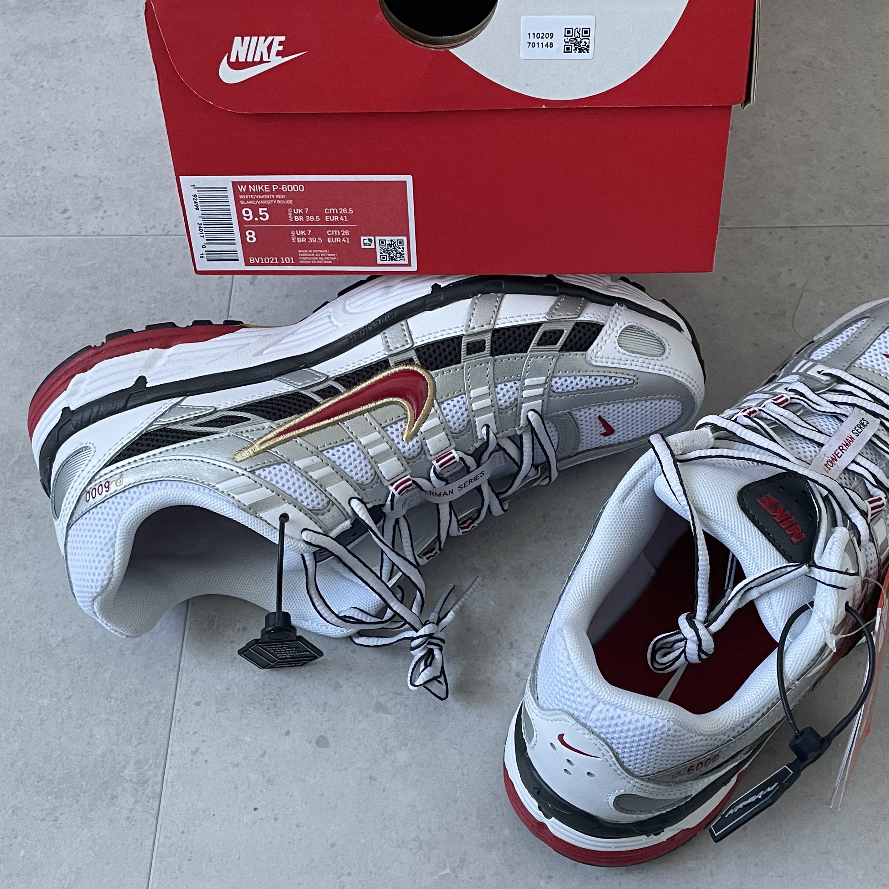 (W) Nike P-6000 Metallic Silver Red 착용 스타일 - 1