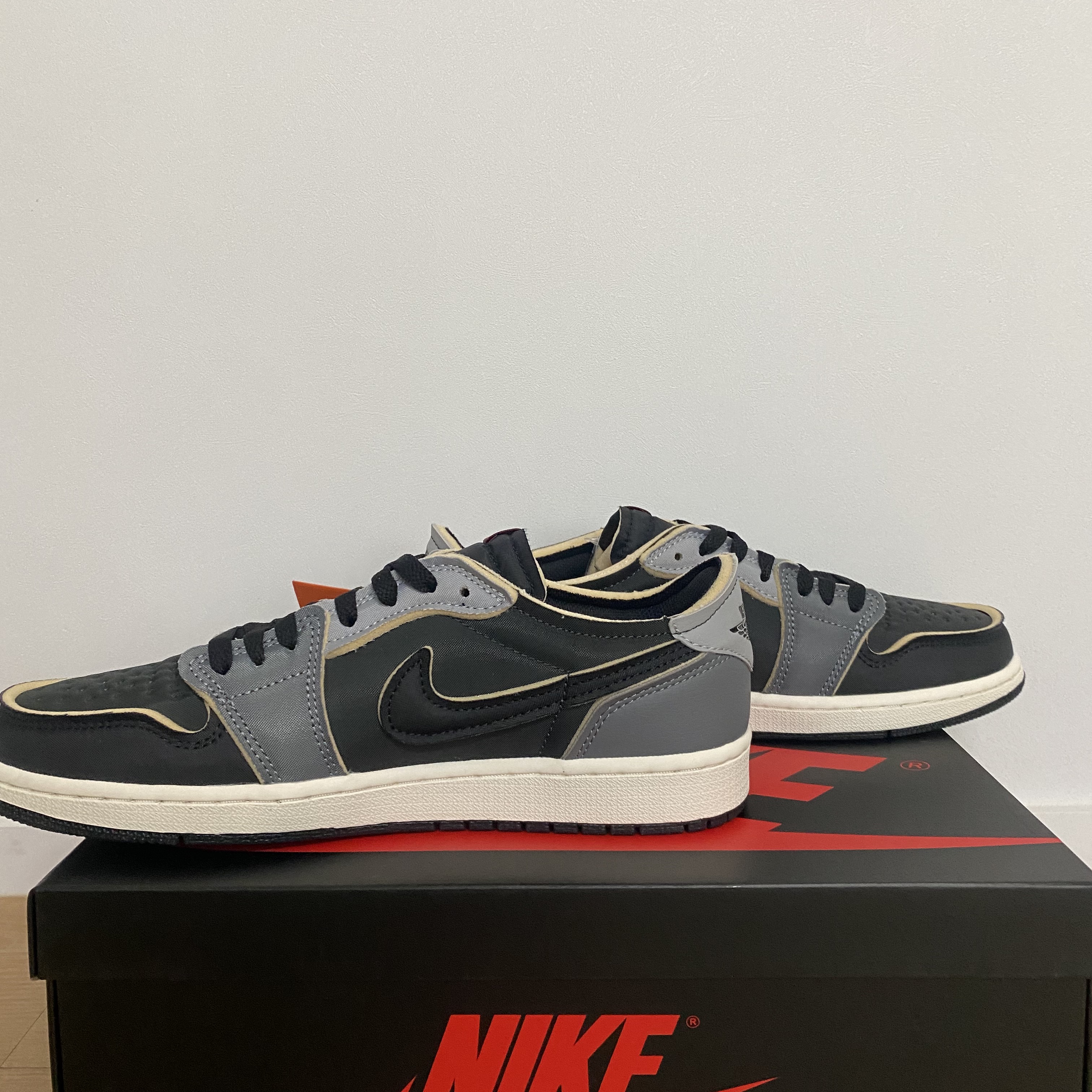 Jordan 1 Retro Low OG EX Black and Smoke Grey 착용 스타일 - 3