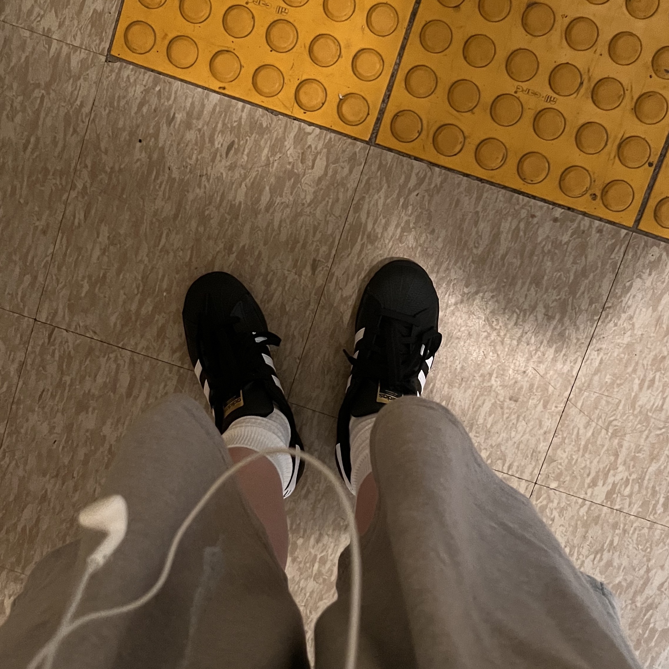 (J) Adidas Superstar Black White 착용 스타일