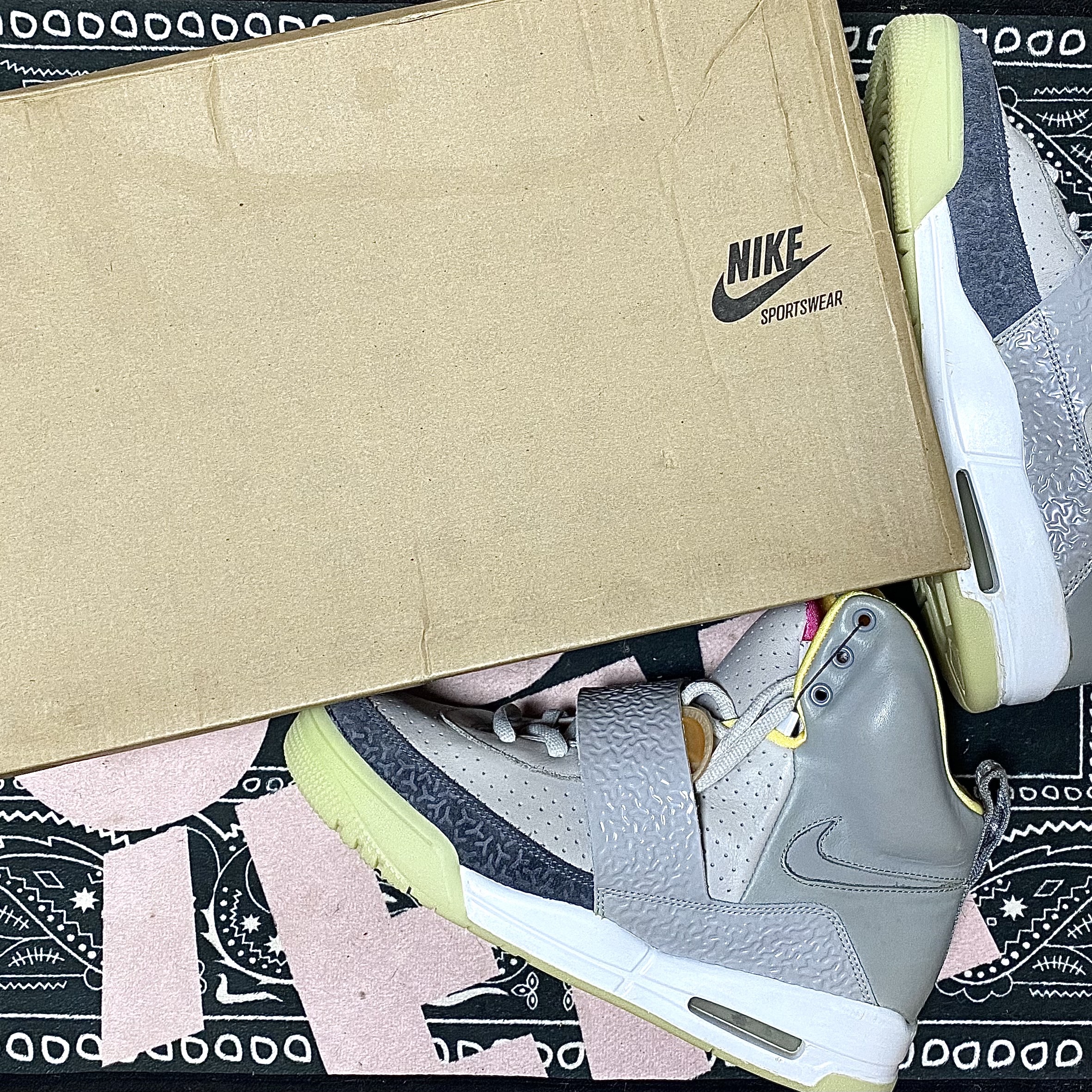 Nike Air Yeezy 1 Zen Grey 착용 스타일 - 1