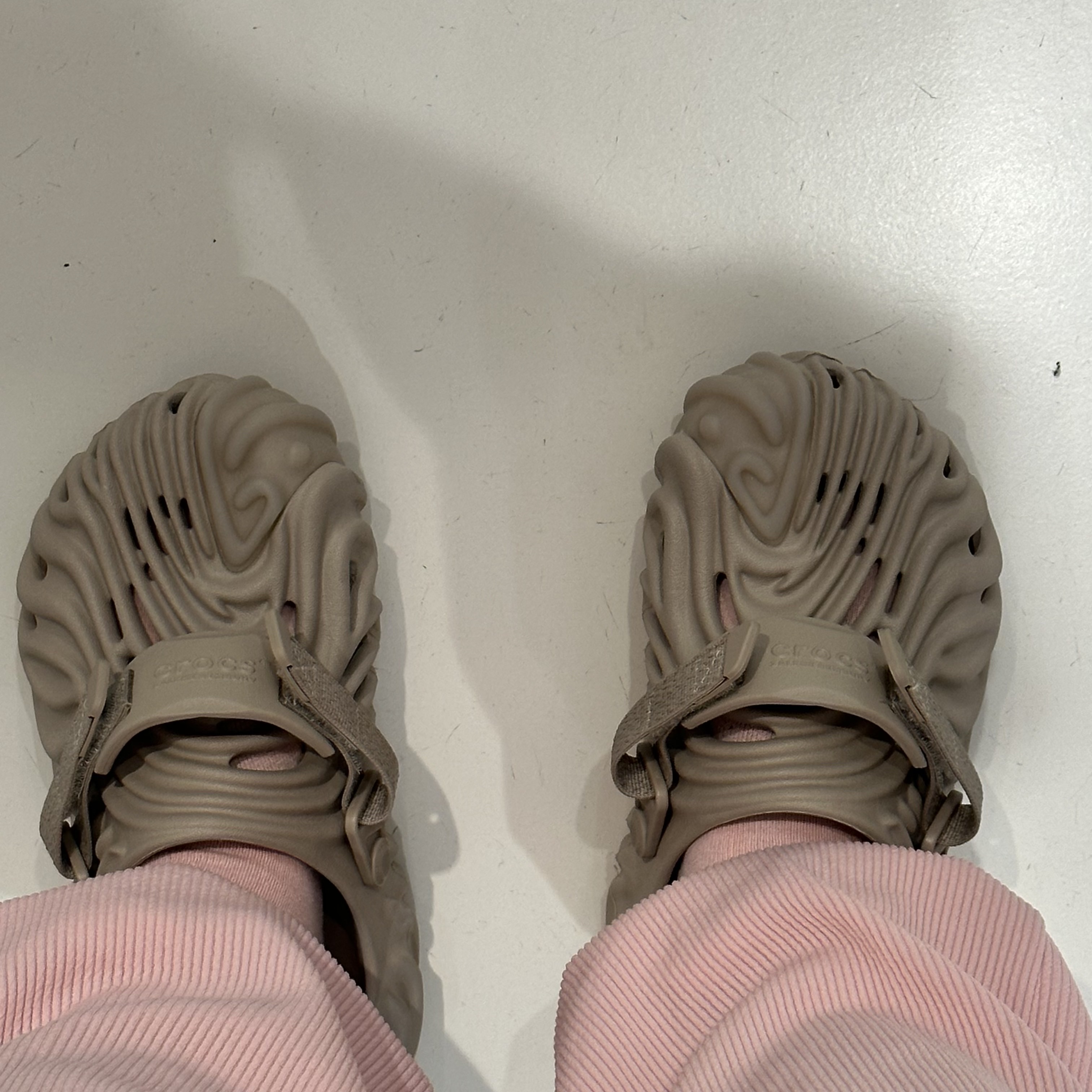 Crocs x Salehe Bembury Pollex Clog Horchata 착용 스타일