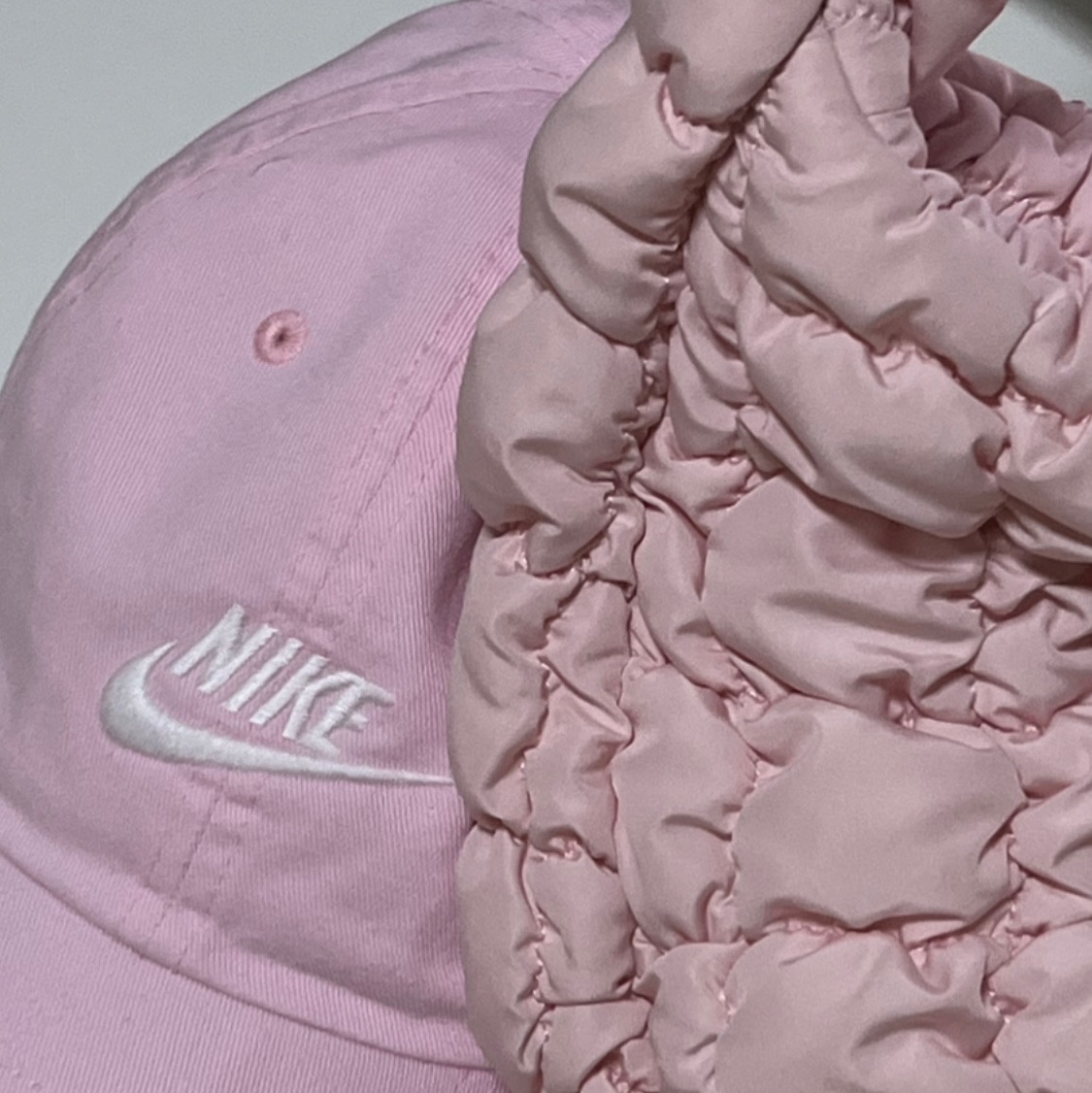 Nike Heritage 86 Futura Washed Cap Pink Foam, COS Quilted Mini Bag Pink 착용 스타일