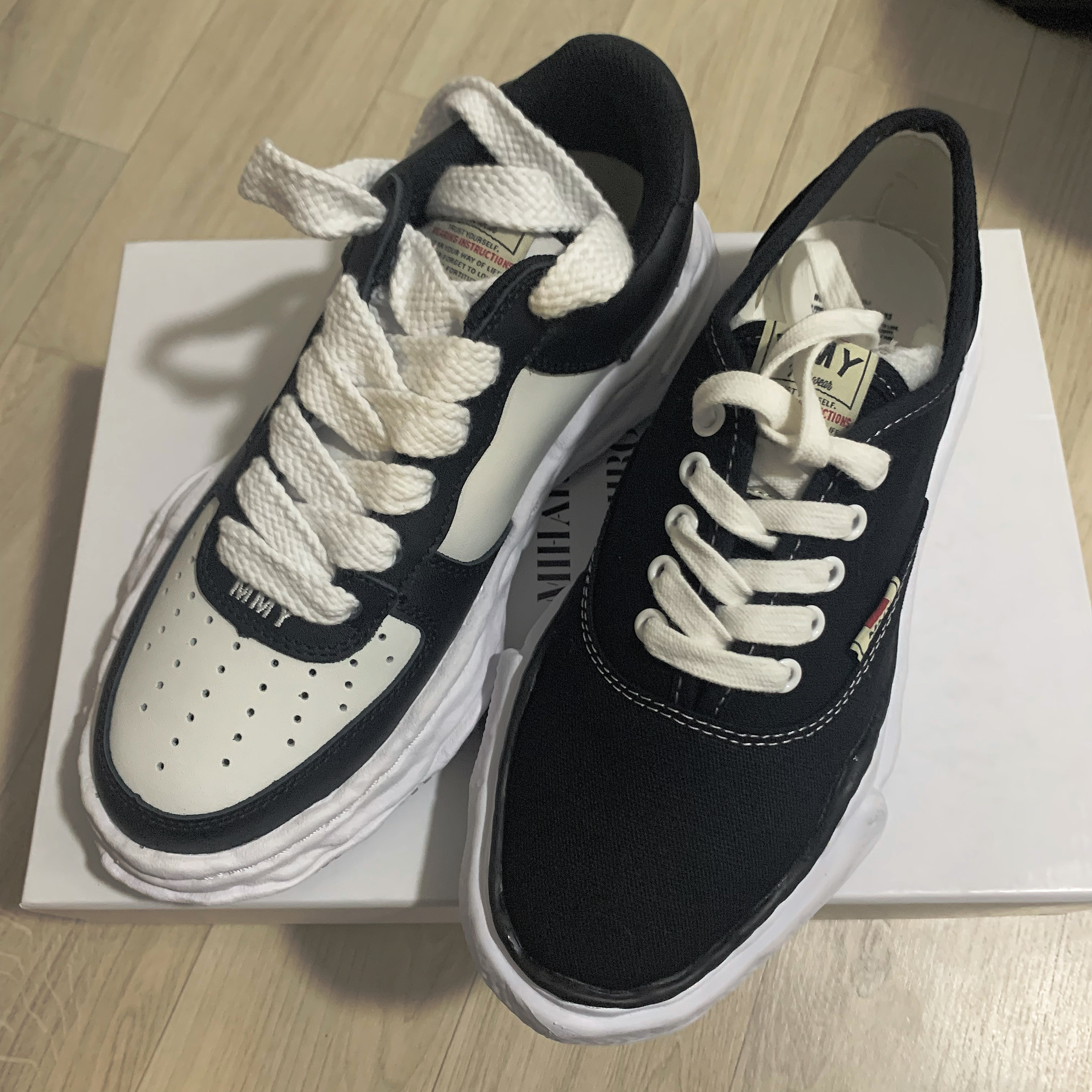 Maison Mihara Yasuhiro Wayne OG Sole Leather Low-top Sneakers Black White, Maison Mihara Yasuhiro Baker OG Sole Canvas Low Cut Sneakers Black 착용 스타일