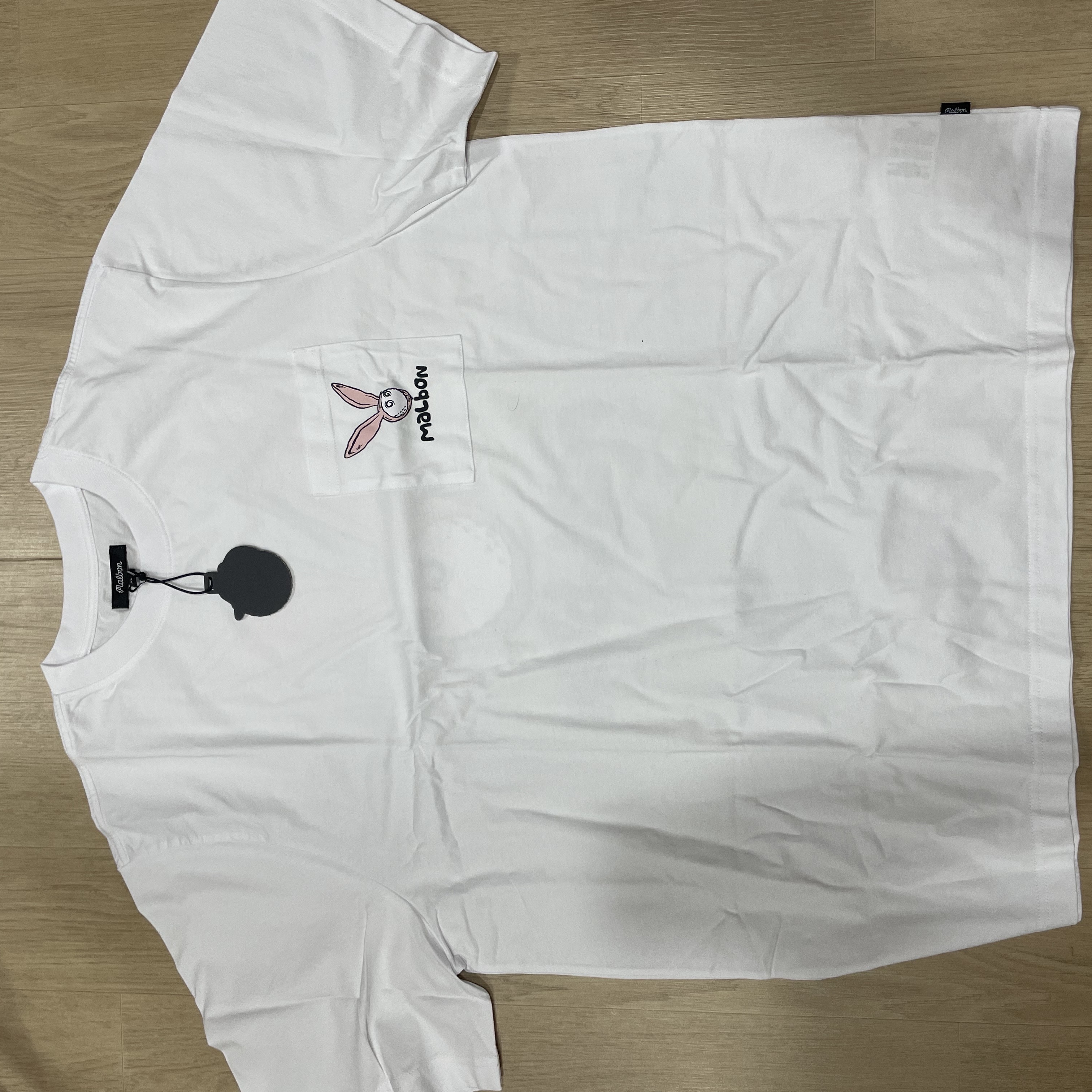 Malbon Golf Rabbit Pocket T-Shirt White 착용 스타일 - 1