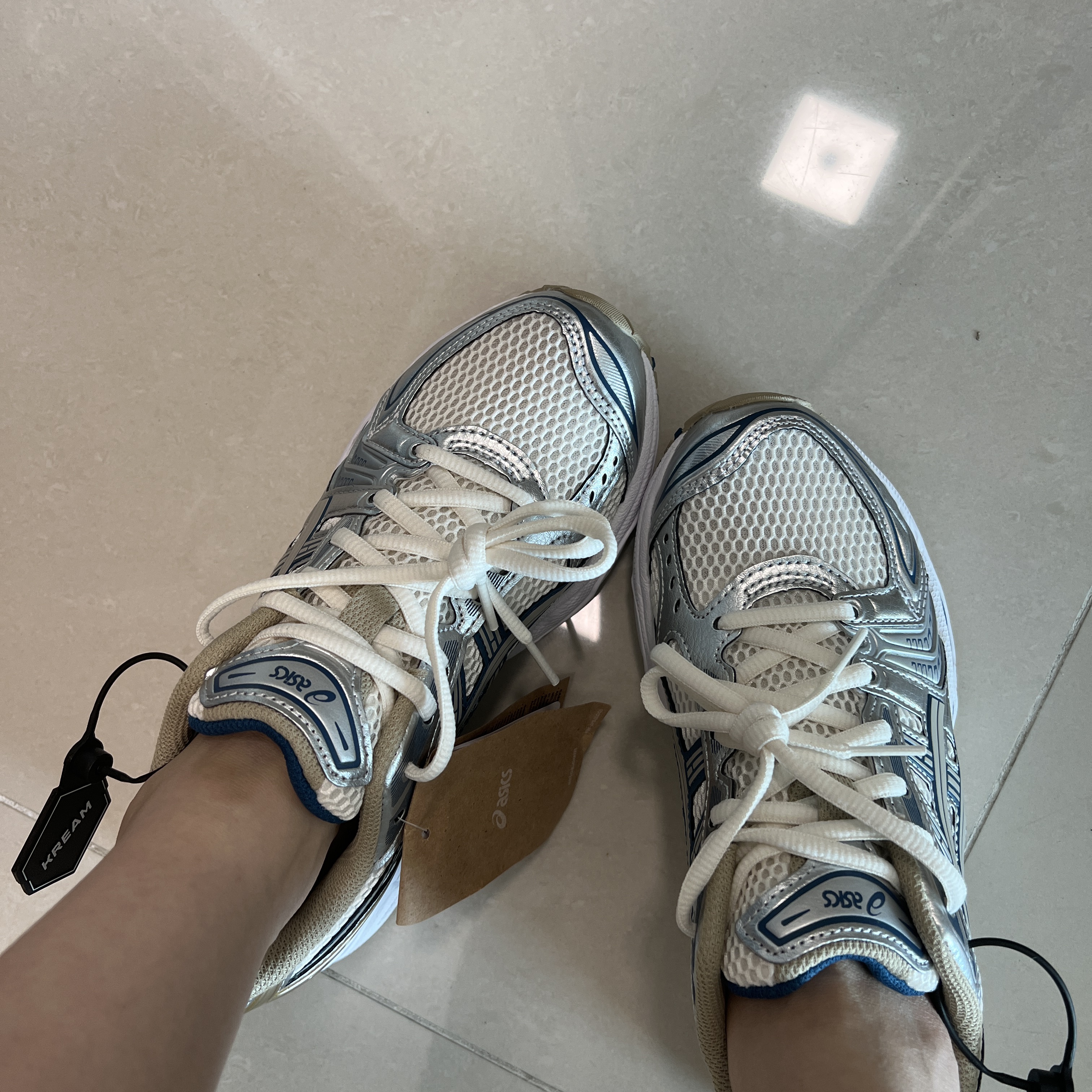 Asics Gel-Kayano 14 Cream Pure Silver 착용 스타일 - 1