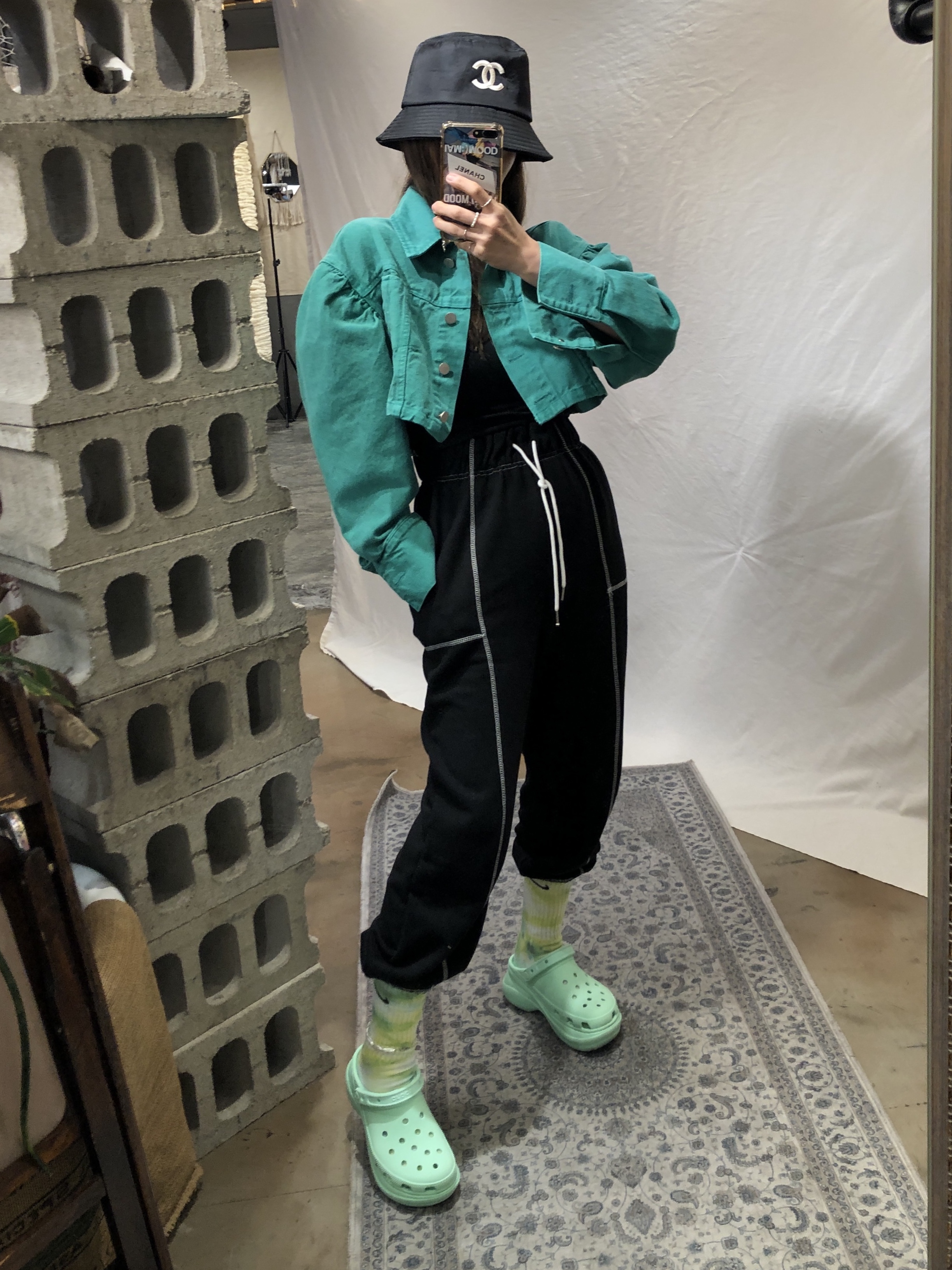 Crocs Classic Crush Clog White 착용 스타일 - 4