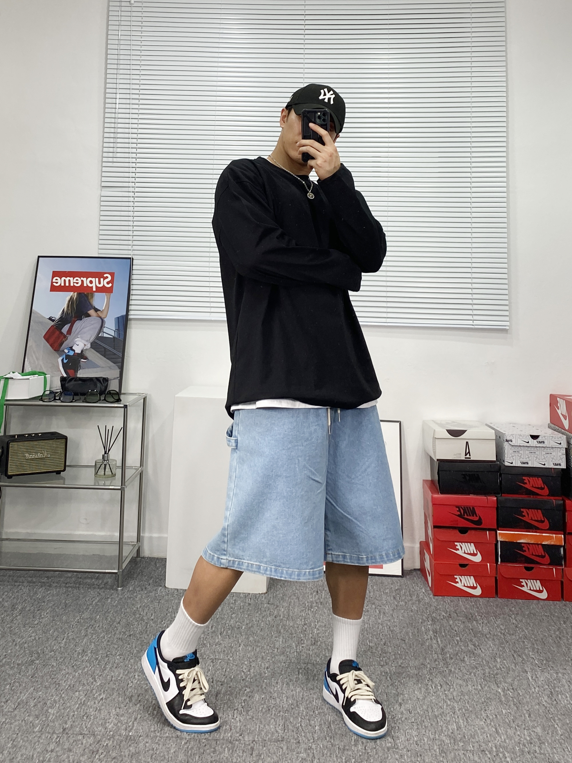 Jordan 1 Retro Low OG Black and Dark Powder Blue 착용 스타일 - 4