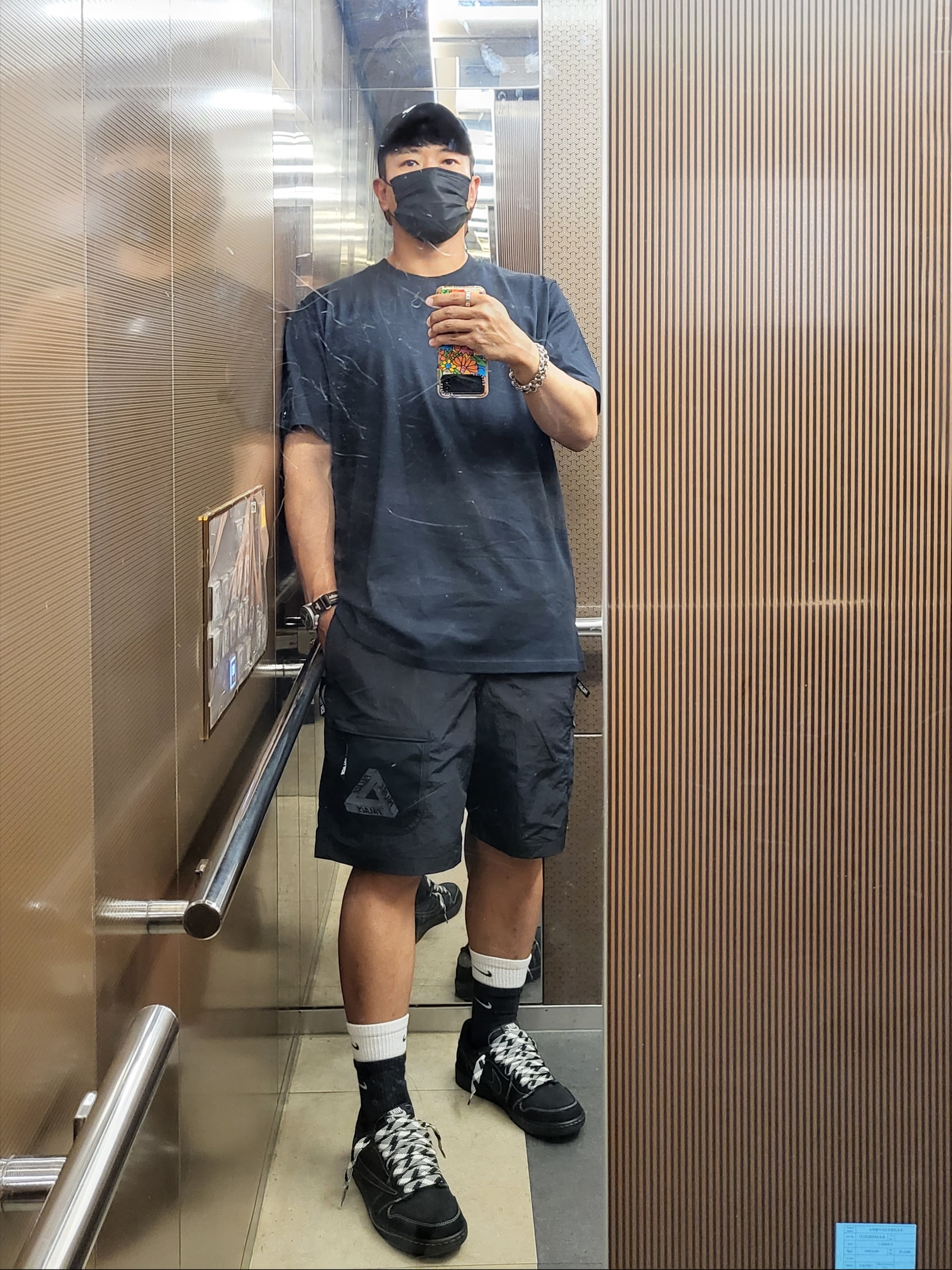 Darkr8m Studio White Logo Cap, Nike x Matthew M Williams NRG T-Shirt Black 착용 스타일